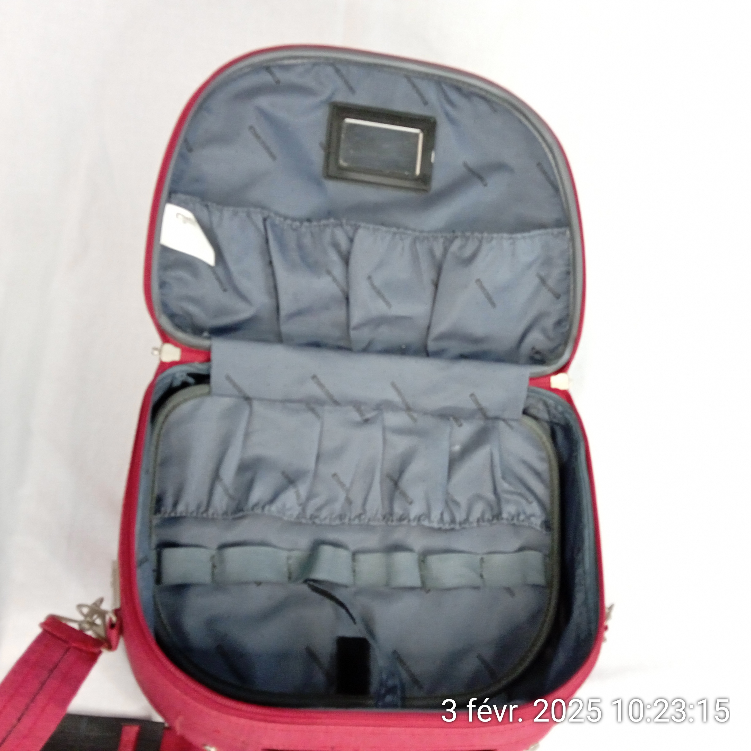 Voir photo 2 de Vanity - case - sac de voyage rigide PLATINIUM en tissu rouge Vanity - case - sac de voyage rigide PLATINIUM en tissu rouge Très bon état reconditionné photo 2