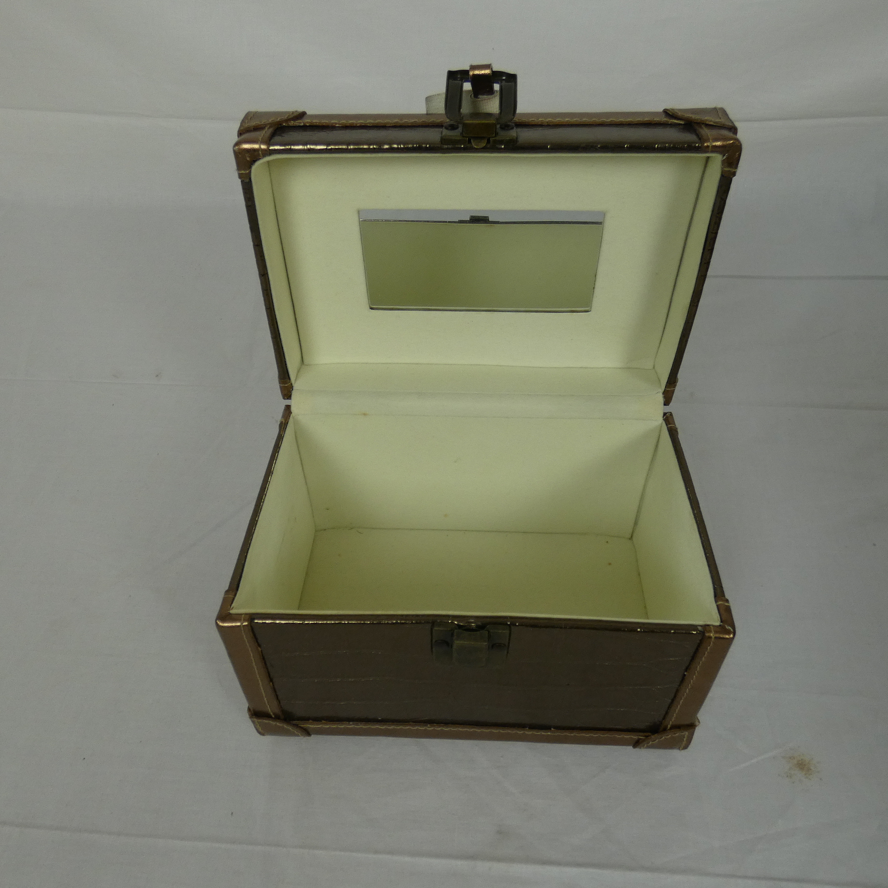 Voir photo 3 de Vanity Trousse De Toilette En Cuir Vintage Vanity Trousse De Toilette En Cuir Vintage État correct reconditionné photo 3