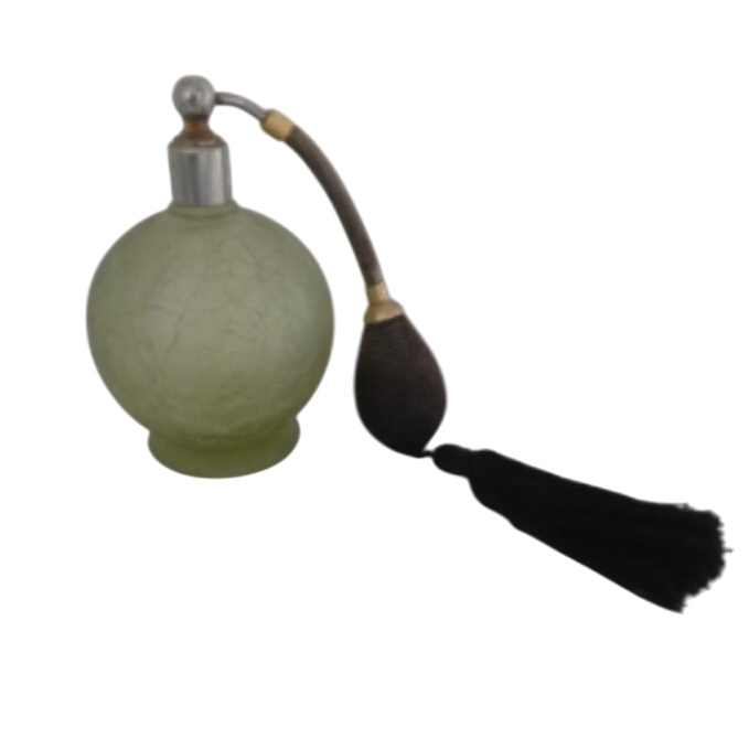 Vaporisateur de parfum en verre craquelé ancien Bon état - 25,00 € Vaporisateur de parfum en verre craquelé ancien Bon état reconditionné disponible sur Label Emmaüs