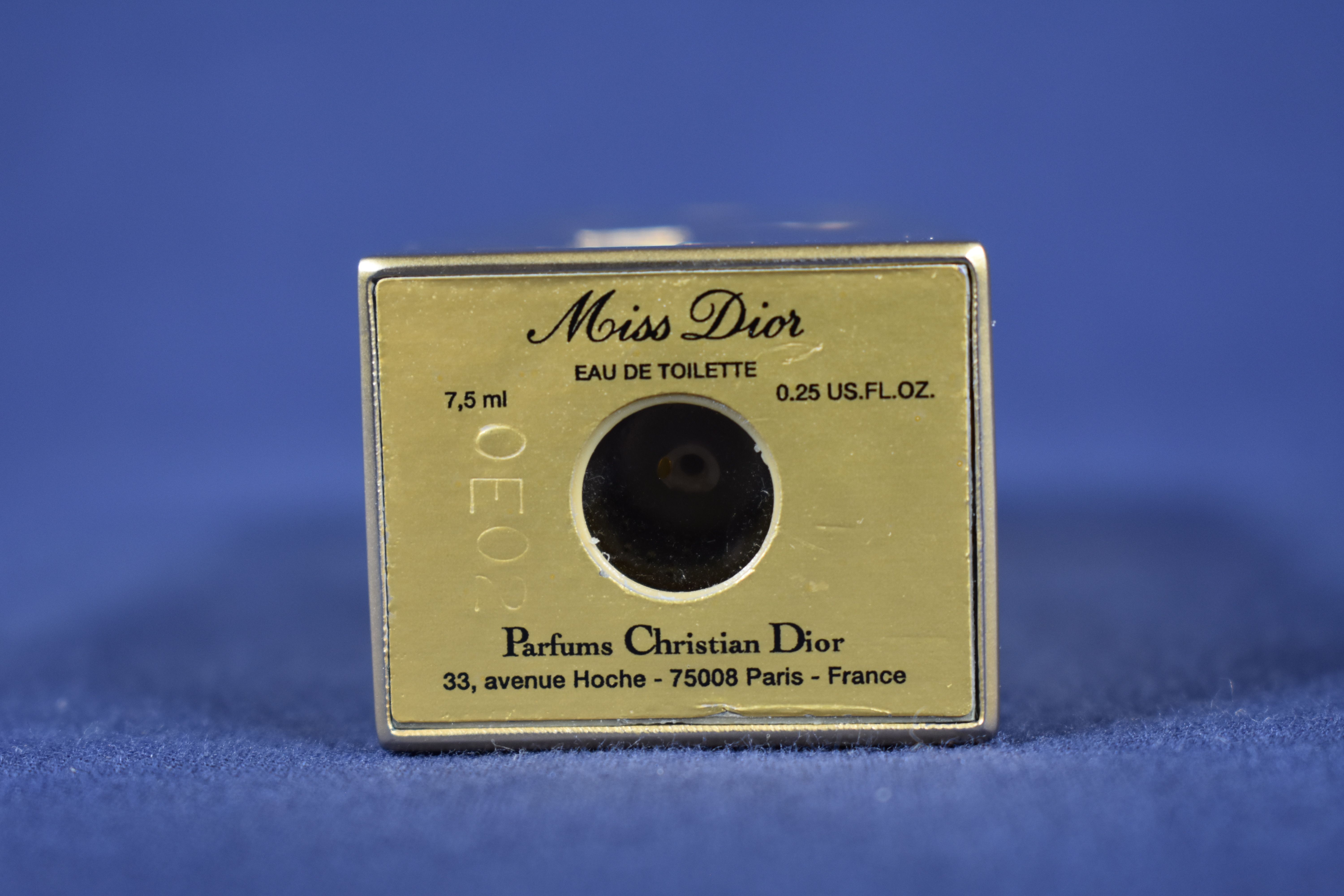 Voir photo 3 de Vaporisateur de sac " Christian DIOR " ( Miss DIOR ) de collection, longueur 9.2, largeur 2.5 et hauteur 7.5 cm. Vaporisateur de sac " Christian DIOR " ( Miss DIOR ) de collection, longueur 9.2, largeur 2.5 et hauteur 7.5 cm. Bon état reconditionné photo 3