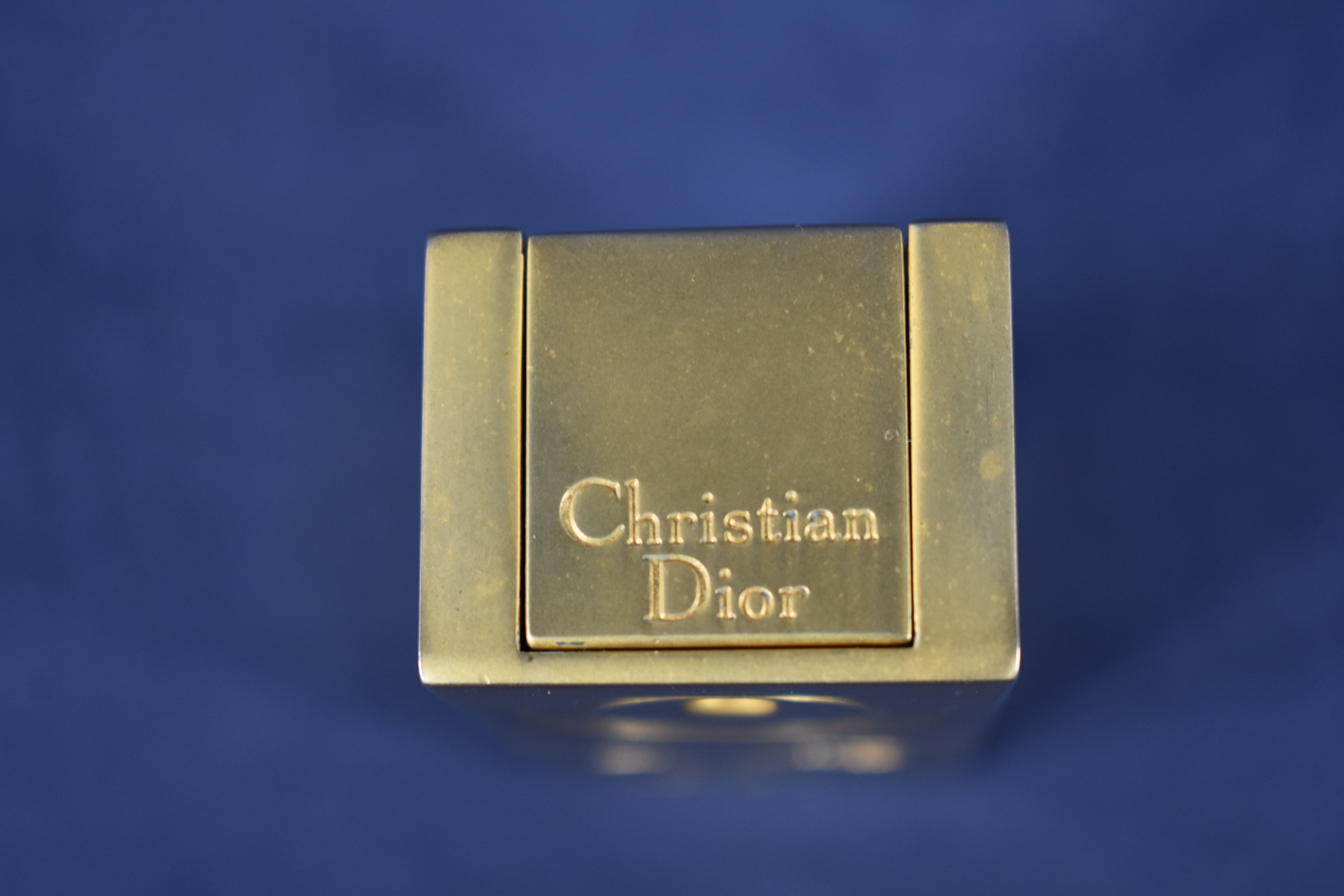 Voir photo 4 de Vaporisateur de sac " Christian DIOR " ( Miss DIOR ) de collection, longueur 9.2, largeur 2.5 et hauteur 7.5 cm. Vaporisateur de sac " Christian DIOR " ( Miss DIOR ) de collection, longueur 9.2, largeur 2.5 et hauteur 7.5 cm. Bon état reconditionné photo 4