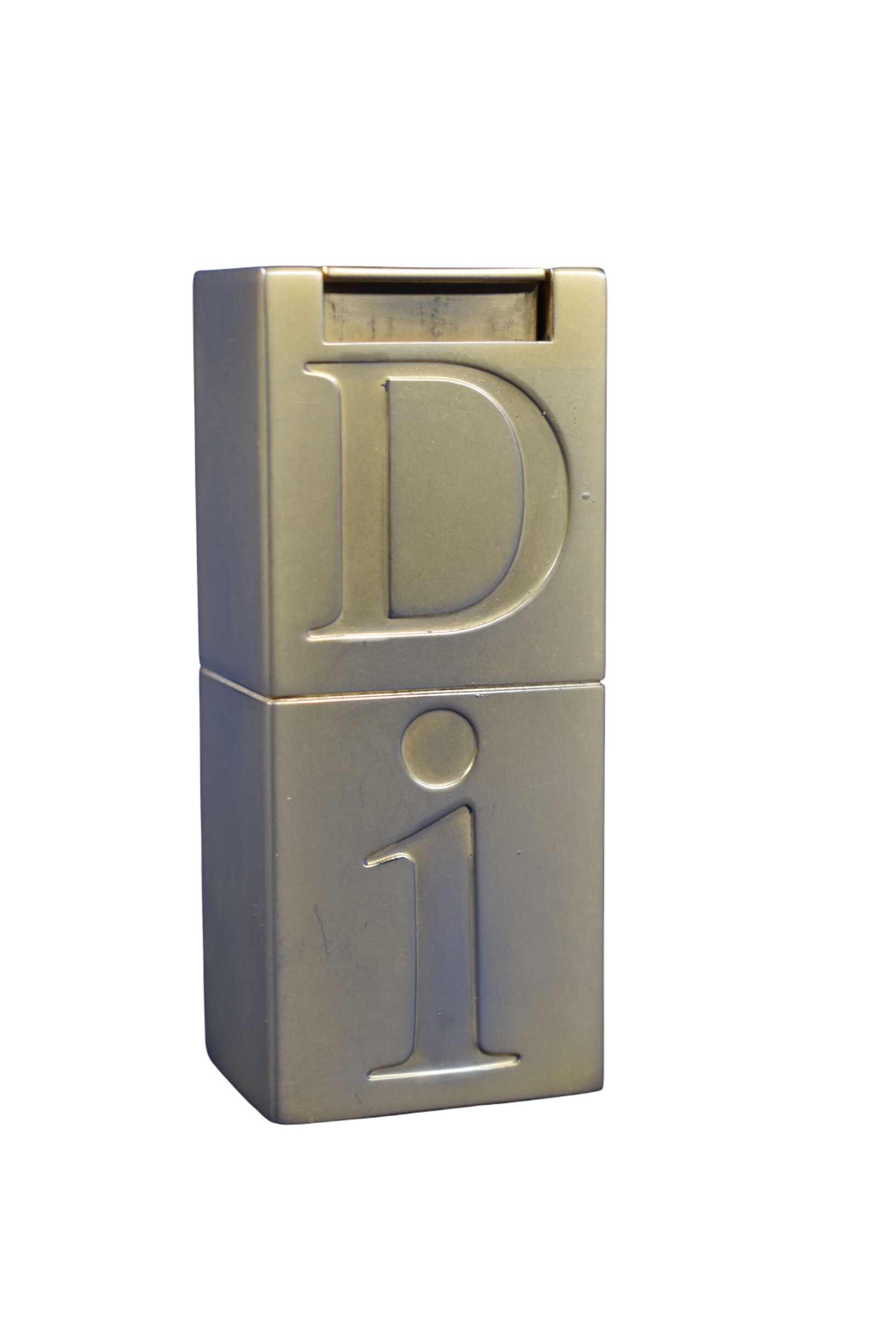 Vaporisateur de sac " Christian DIOR " ( Miss DIOR ) de collection, longueur 9.2, largeur 2.5 et hauteur 7.5 cm. Bon état - 19,00 € Vaporisateur de sac " Christian DIOR " ( Miss DIOR ) de collection, longueur 9.2, largeur 2.5 et hauteur 7.5 cm. Bon état reconditionné disponible sur Label Emmaüs