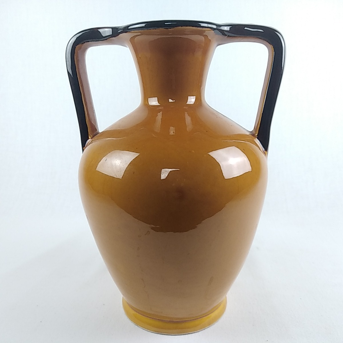 Vase à double anse en terre vernissée - Signé GM Très bon état - 15,00 € Vase à double anse en terre vernissée - Signé GM Très bon état reconditionné disponible sur Label Emmaüs