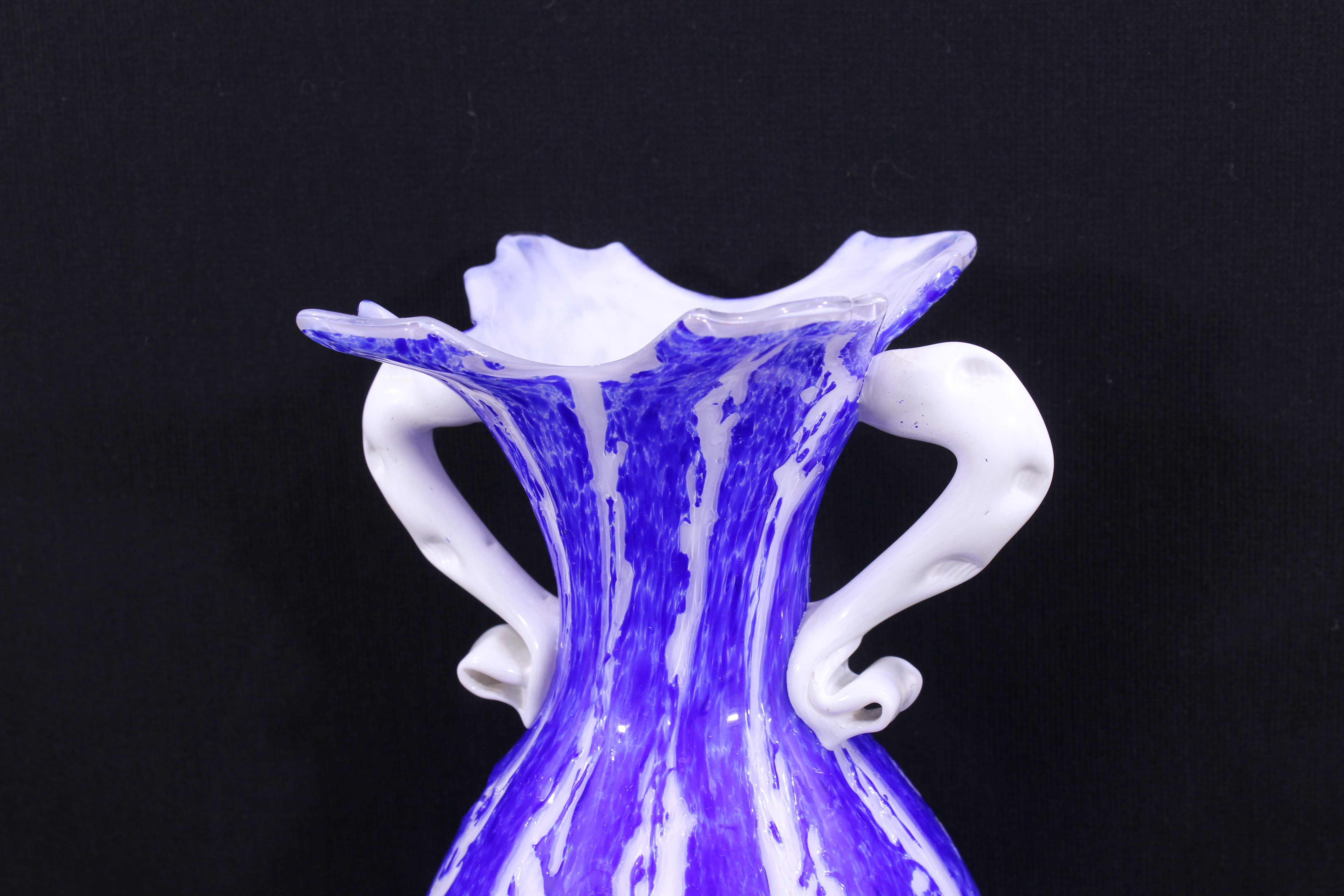 Voir photo 10 de Vase à double anses en pâte de verre / Bleu cobalt - Années 60 Vase à double anses en pâte de verre / Bleu cobalt - Années 60 Bon état reconditionné photo 10