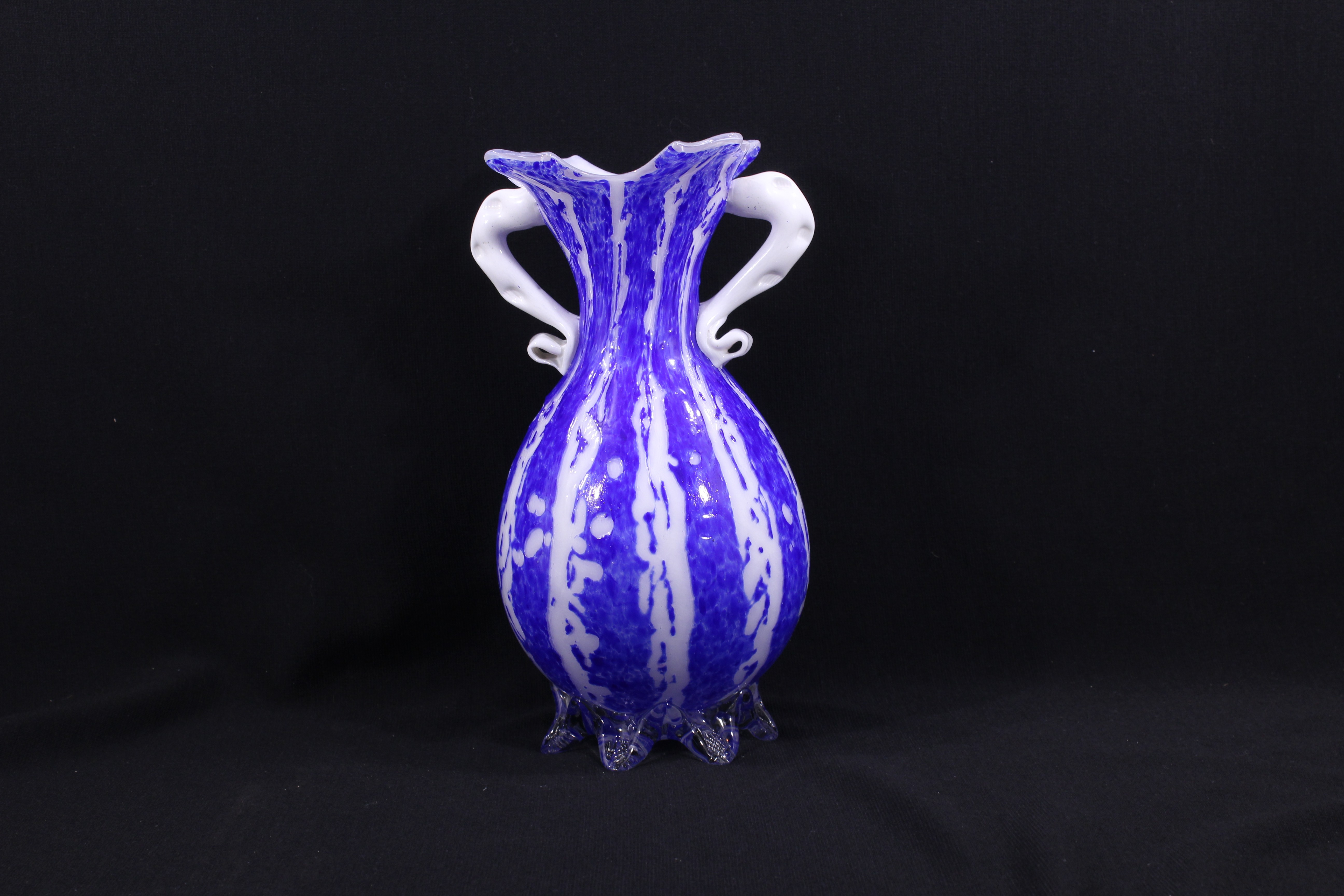 Voir photo 11 de Vase à double anses en pâte de verre / Bleu cobalt - Années 60 Vase à double anses en pâte de verre / Bleu cobalt - Années 60 Bon état reconditionné photo 11