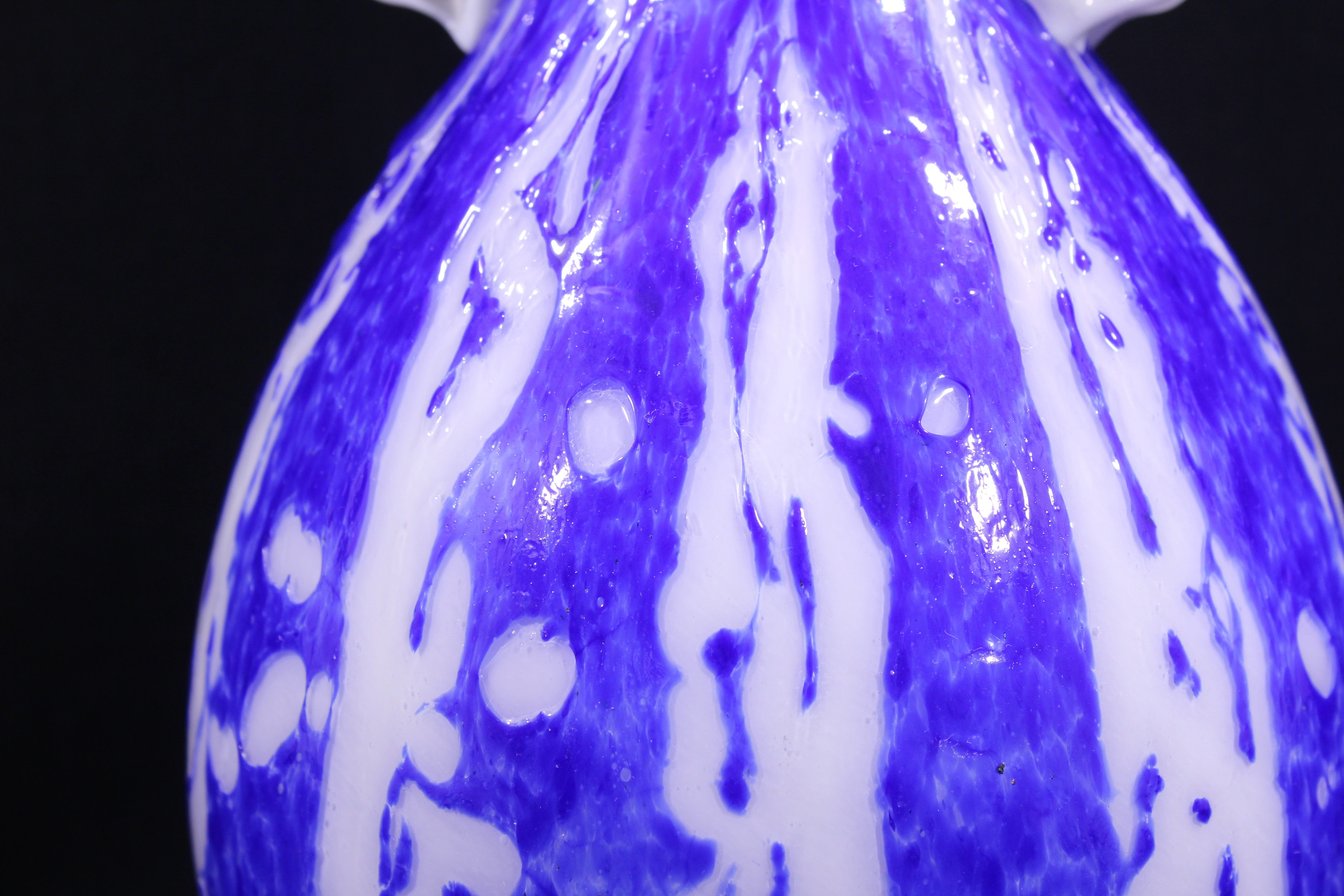 Voir photo 12 de Vase à double anses en pâte de verre / Bleu cobalt - Années 60 Vase à double anses en pâte de verre / Bleu cobalt - Années 60 Bon état reconditionné photo 12