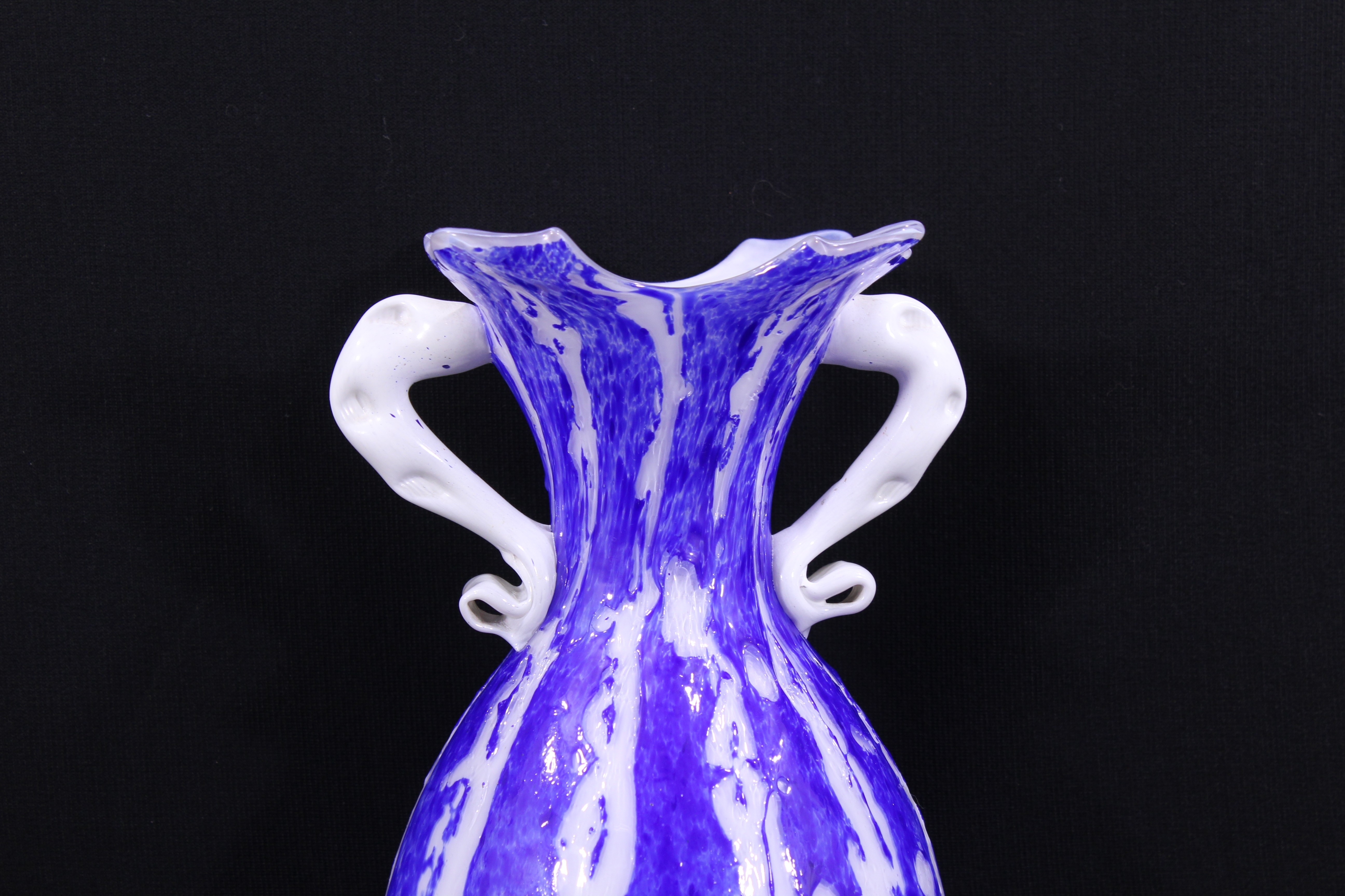 Voir photo 14 de Vase à double anses en pâte de verre / Bleu cobalt - Années 60 Vase à double anses en pâte de verre / Bleu cobalt - Années 60 Bon état reconditionné photo 14