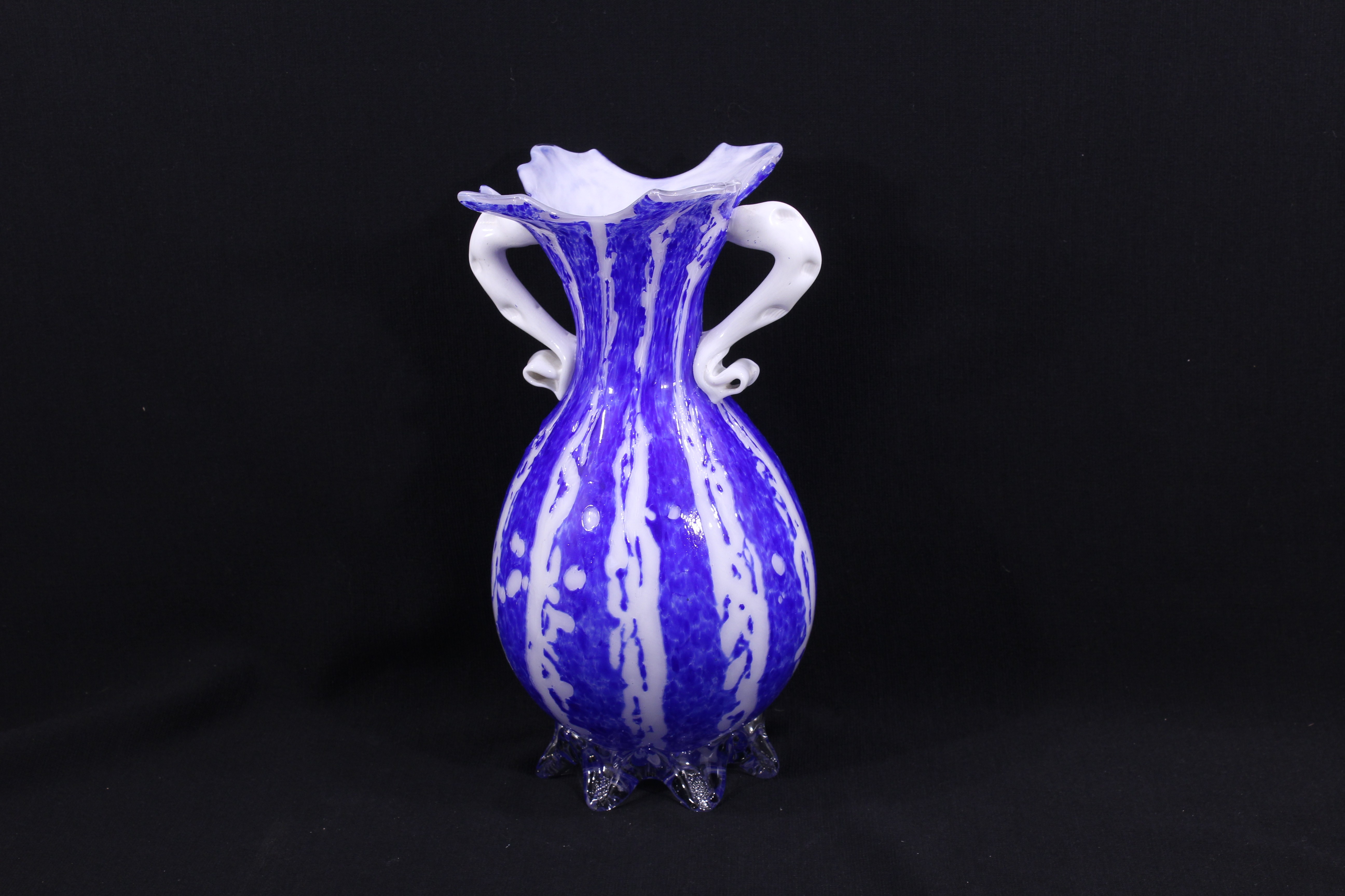 Voir photo 15 de Vase à double anses en pâte de verre / Bleu cobalt - Années 60 Vase à double anses en pâte de verre / Bleu cobalt - Années 60 Bon état reconditionné photo 15