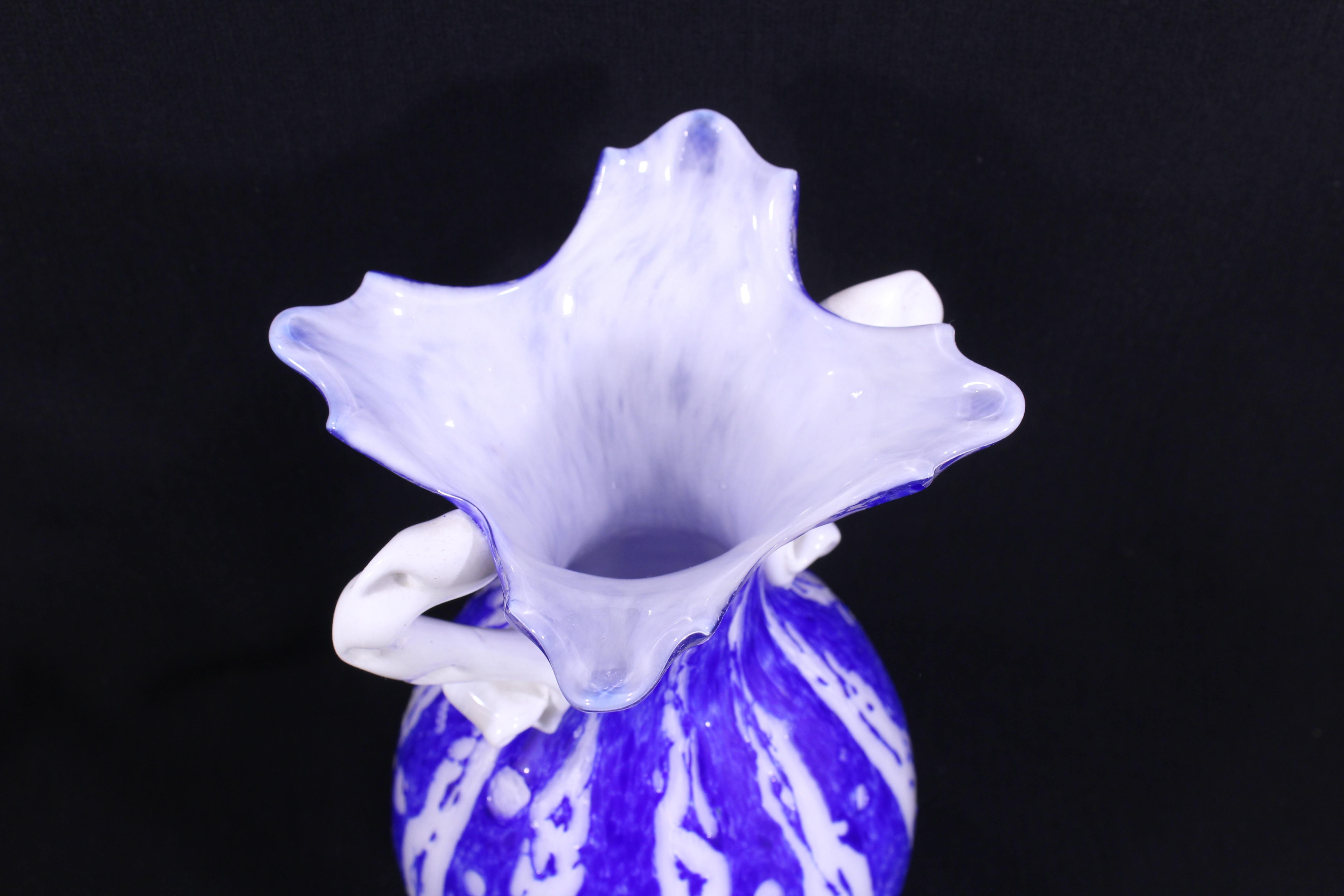 Voir photo 2 de Vase à double anses en pâte de verre / Bleu cobalt - Années 60 Vase à double anses en pâte de verre / Bleu cobalt - Années 60 Bon état reconditionné photo 2