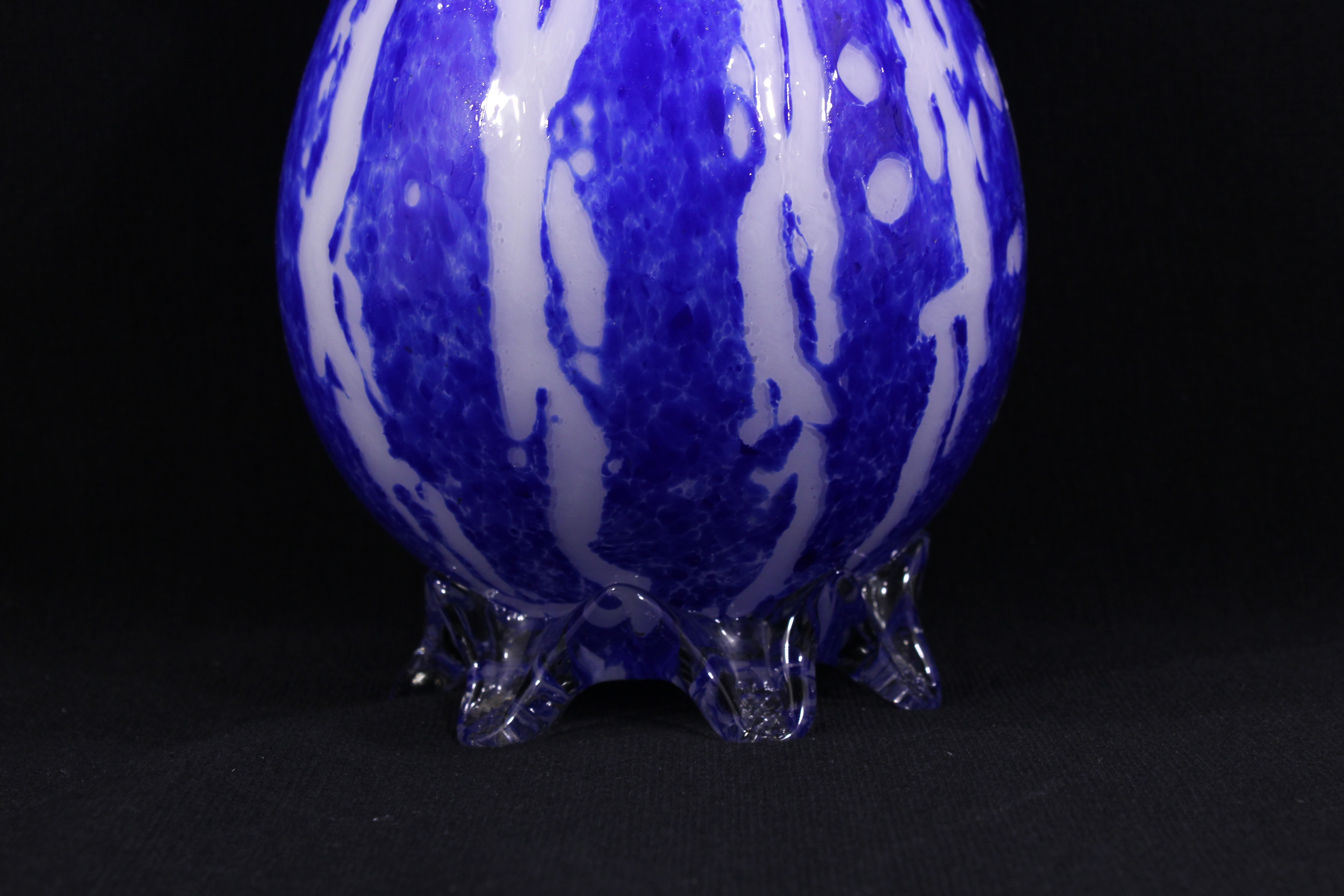 Voir photo 3 de Vase à double anses en pâte de verre / Bleu cobalt - Années 60 Vase à double anses en pâte de verre / Bleu cobalt - Années 60 Bon état reconditionné photo 3