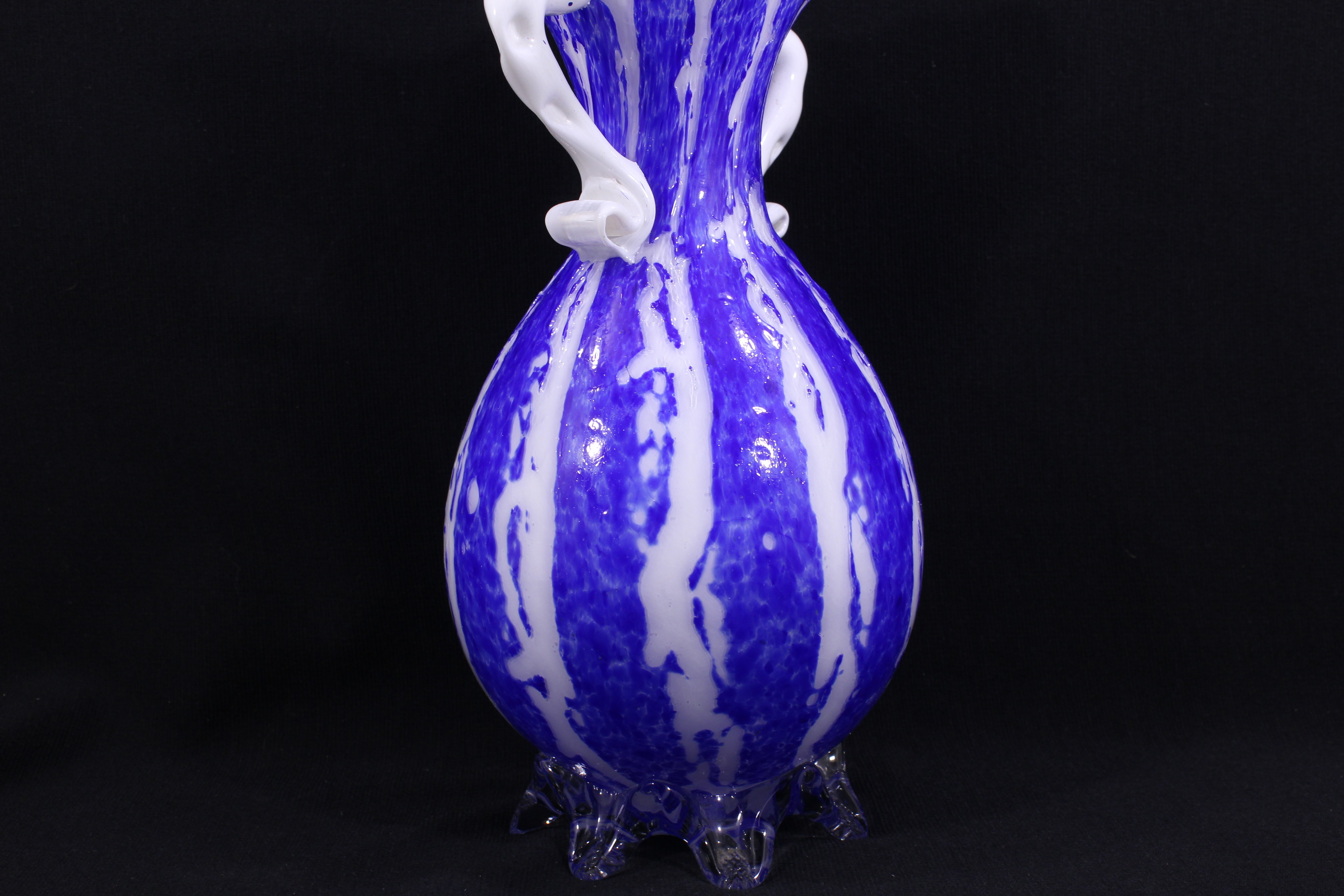 Voir photo 4 de Vase à double anses en pâte de verre / Bleu cobalt - Années 60 Vase à double anses en pâte de verre / Bleu cobalt - Années 60 Bon état reconditionné photo 4