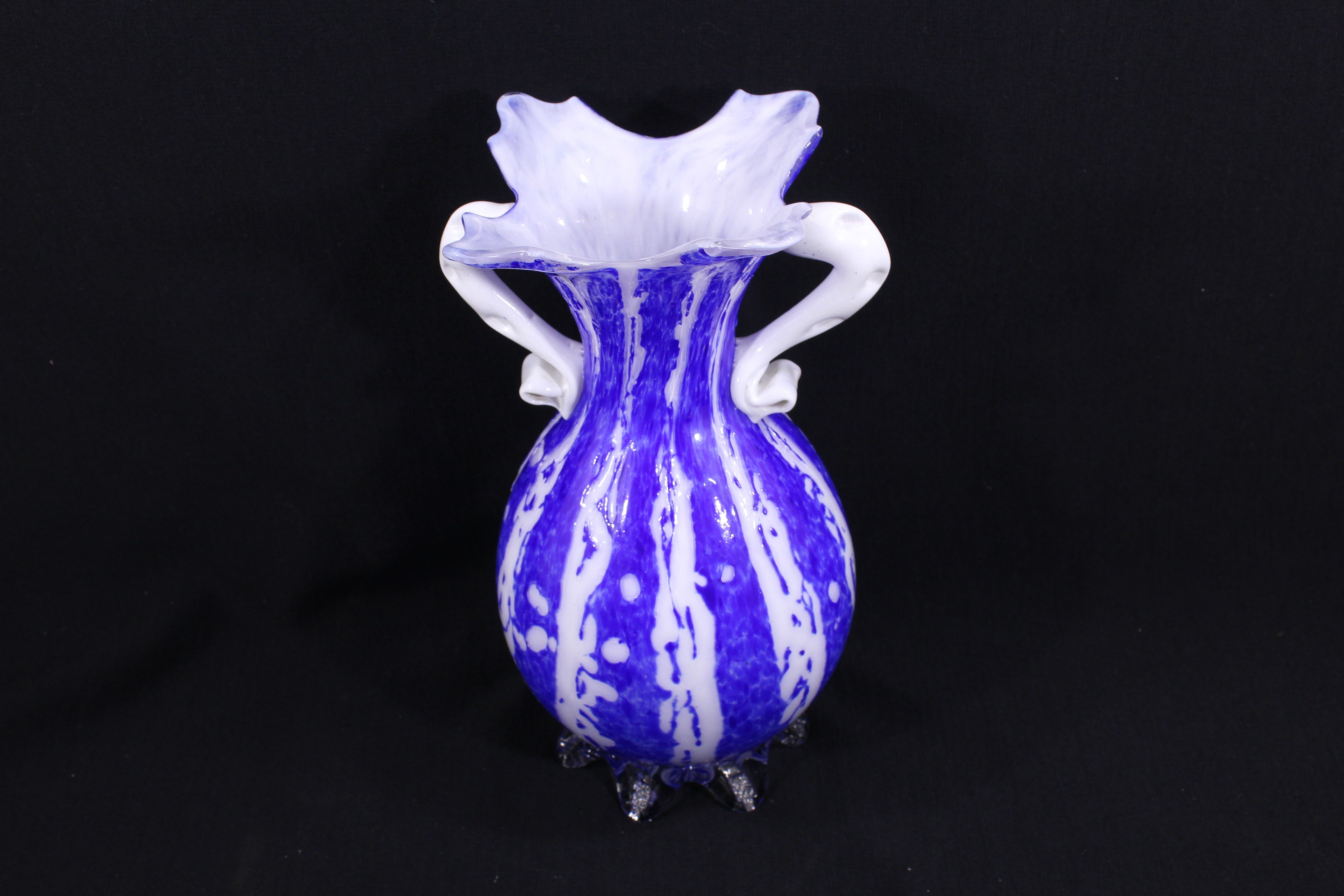 Voir photo 5 de Vase à double anses en pâte de verre / Bleu cobalt - Années 60 Vase à double anses en pâte de verre / Bleu cobalt - Années 60 Bon état reconditionné photo 5