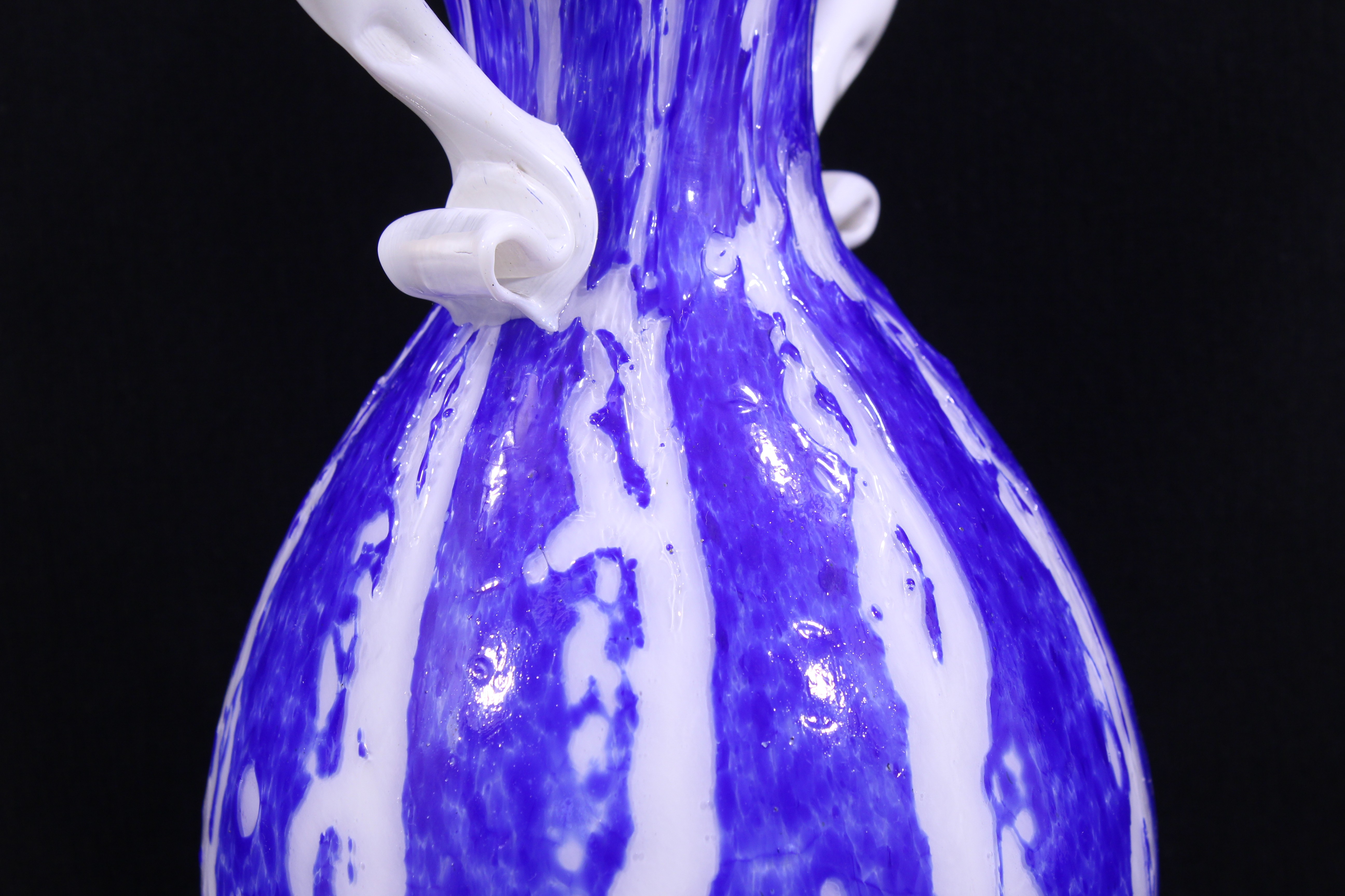 Voir photo 6 de Vase à double anses en pâte de verre / Bleu cobalt - Années 60 Vase à double anses en pâte de verre / Bleu cobalt - Années 60 Bon état reconditionné photo 6
