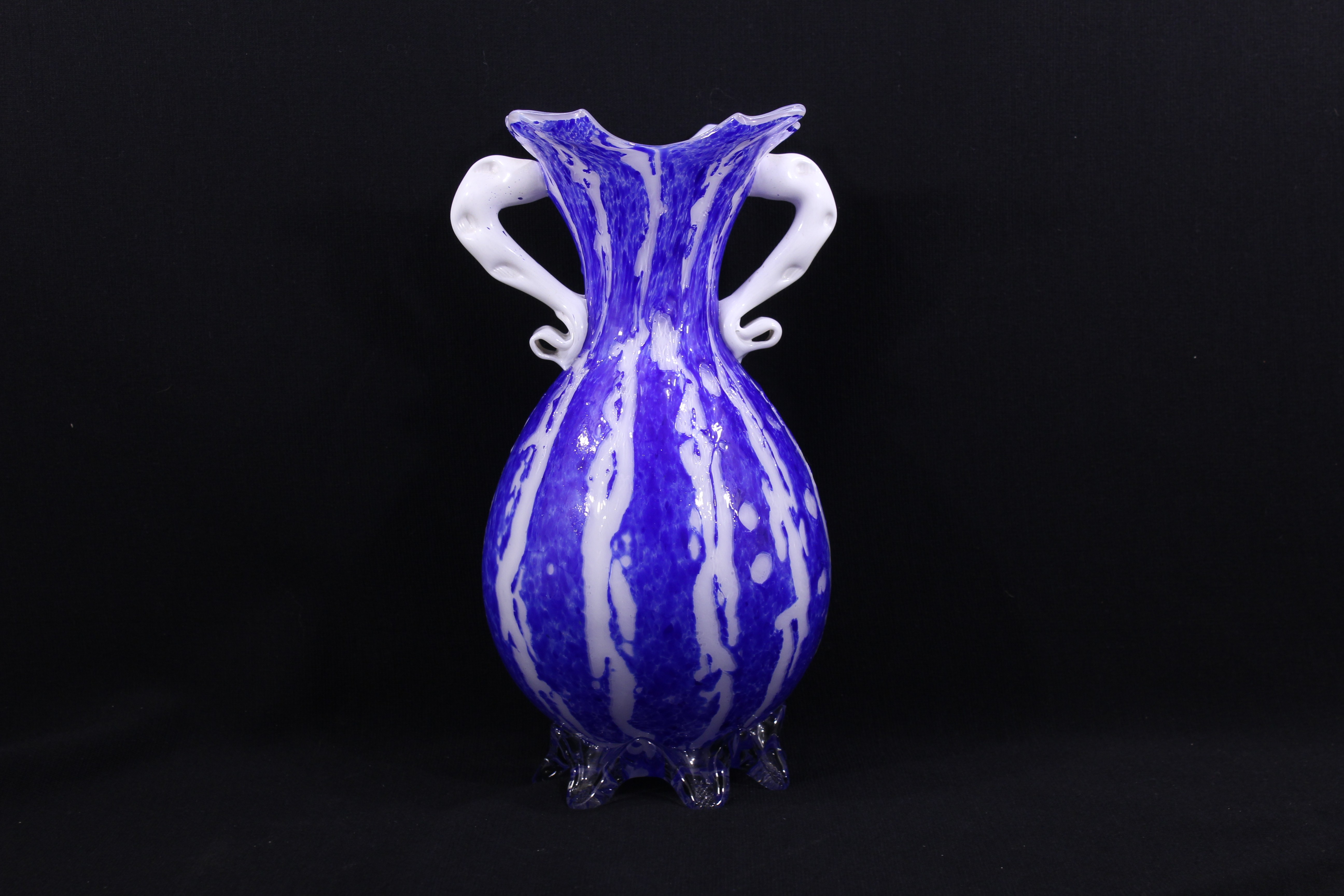 Voir photo 7 de Vase à double anses en pâte de verre / Bleu cobalt - Années 60 Vase à double anses en pâte de verre / Bleu cobalt - Années 60 Bon état reconditionné photo 7