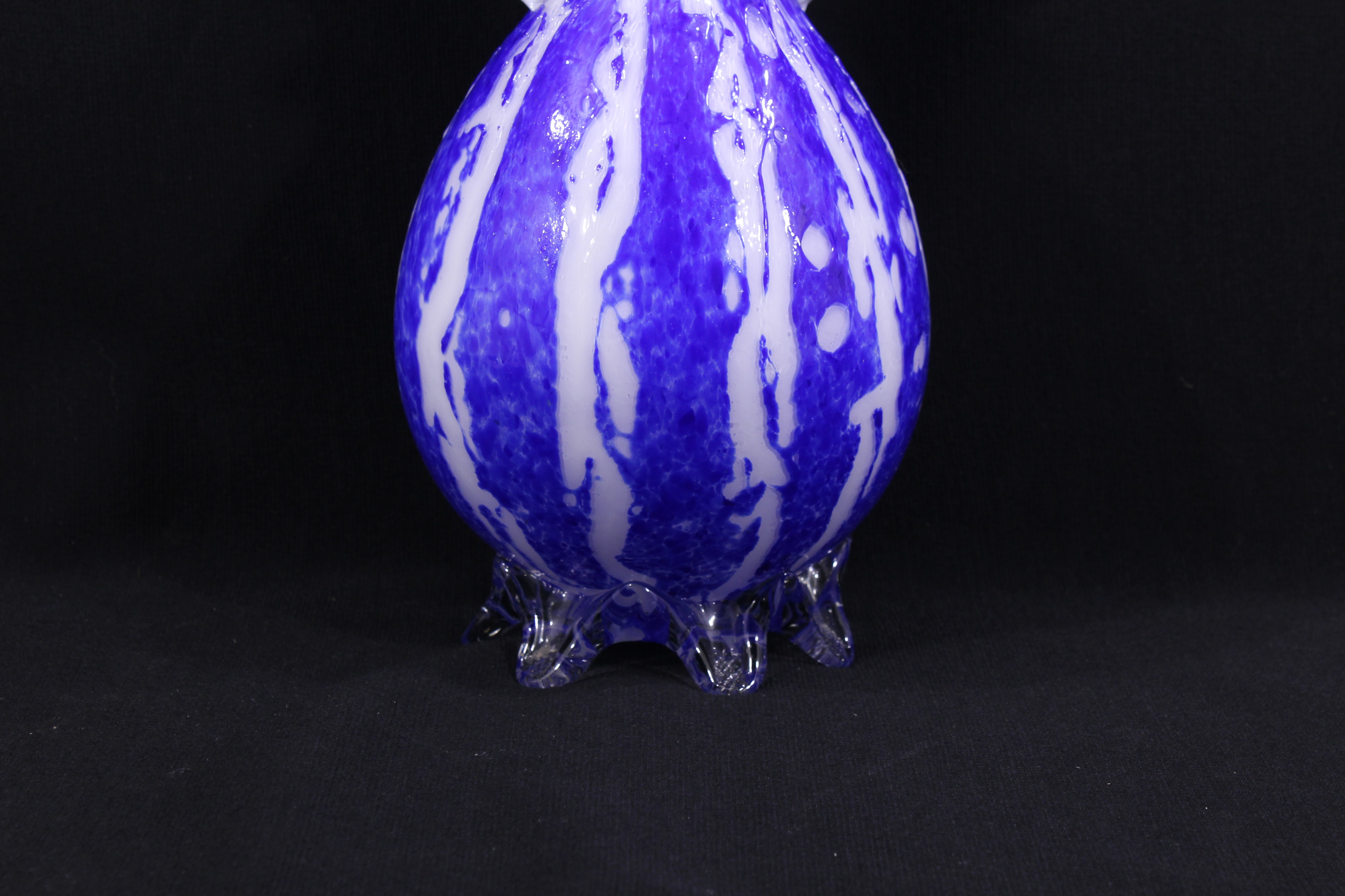 Voir photo 8 de Vase à double anses en pâte de verre / Bleu cobalt - Années 60 Vase à double anses en pâte de verre / Bleu cobalt - Années 60 Bon état reconditionné photo 8