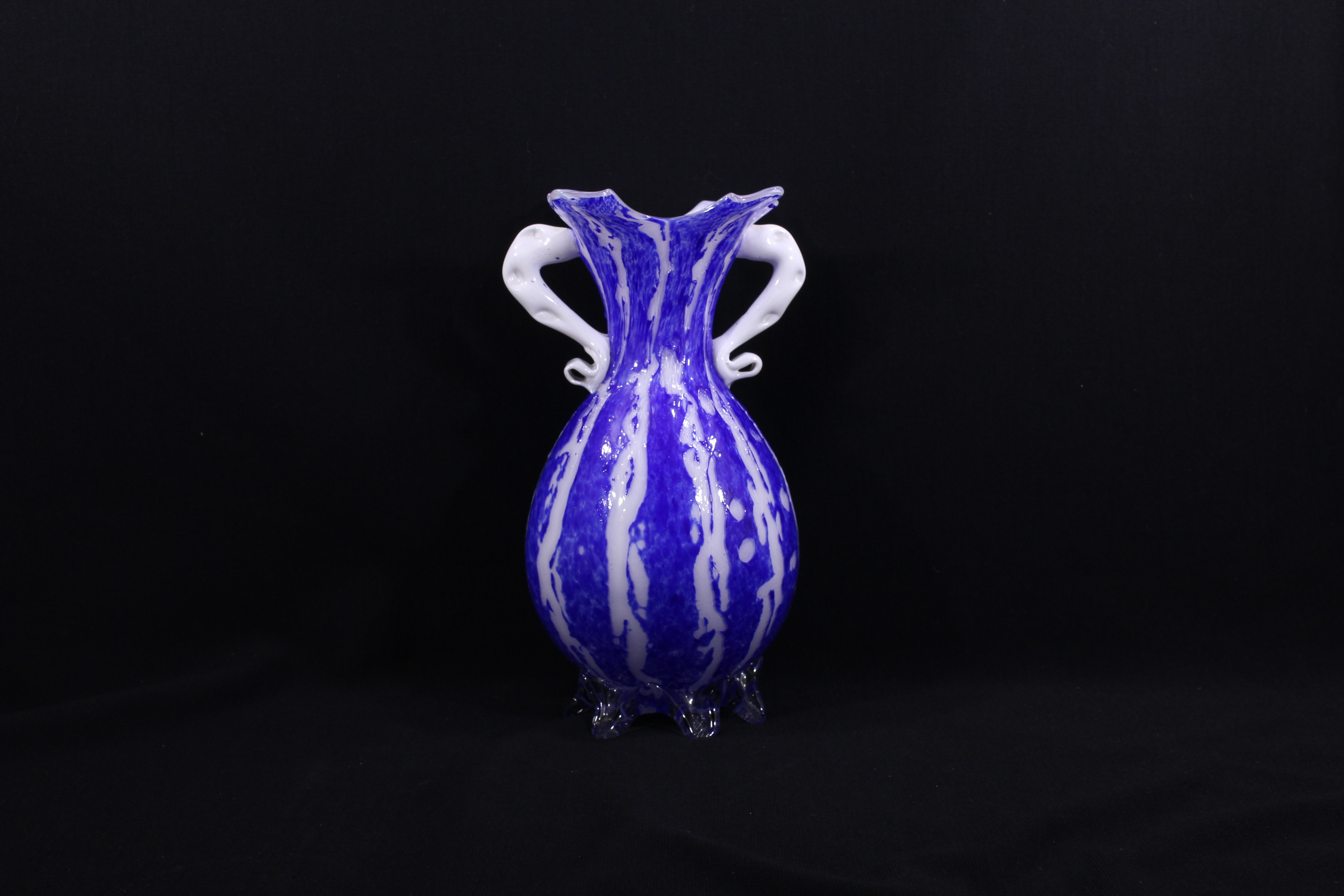 Voir photo 9 de Vase à double anses en pâte de verre / Bleu cobalt - Années 60 Vase à double anses en pâte de verre / Bleu cobalt - Années 60 Bon état reconditionné photo 9