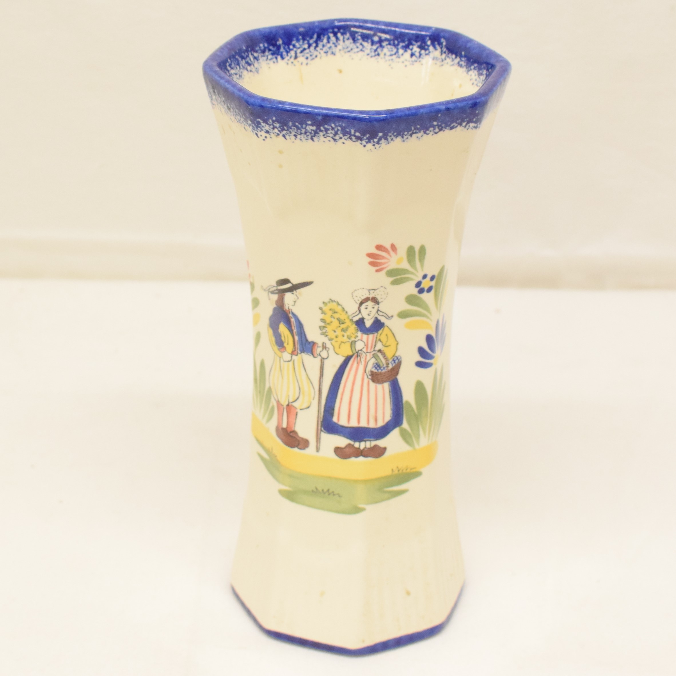 Acheter Vase à pans faïence d'art régional KG France Bon état - 10,00 € Vase à pans faïence d'art régional KG France Bon état reconditionné disponible sur Label Emmaüs