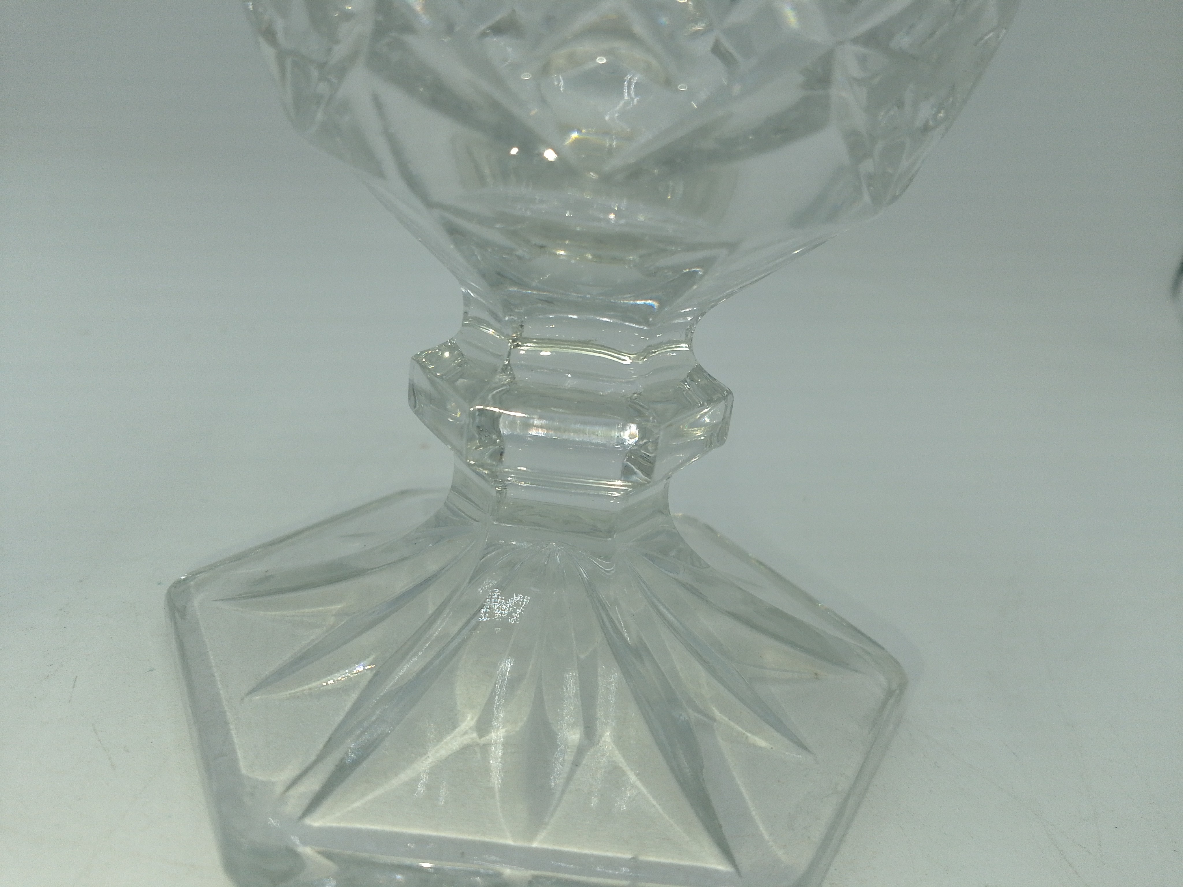 Voir photo 2 de Vase a pied en cristal taillé Vase a pied en cristal taillé État correct reconditionné photo 2