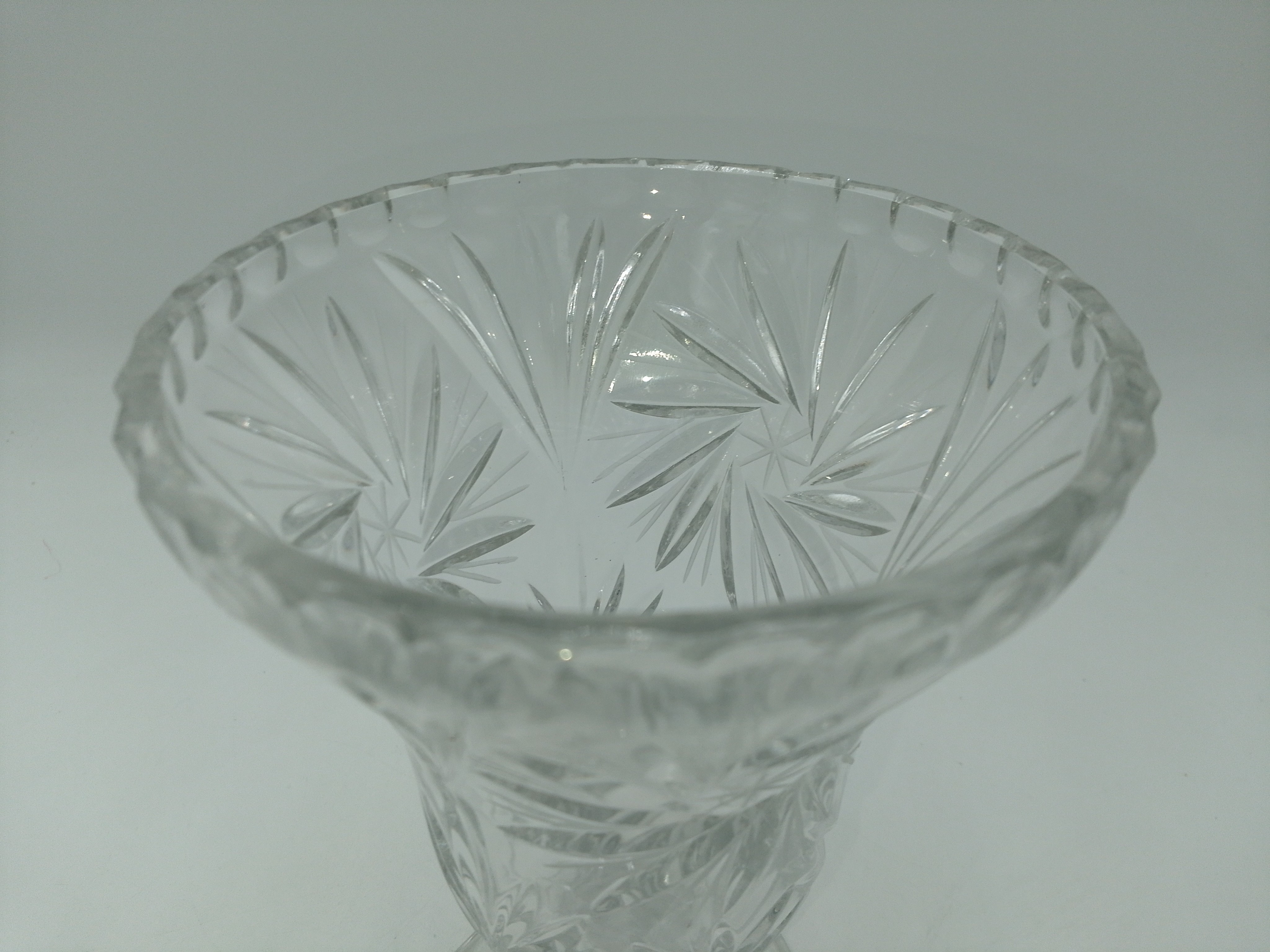Voir photo 3 de Vase a pied en cristal taillé Vase a pied en cristal taillé État correct reconditionné photo 3
