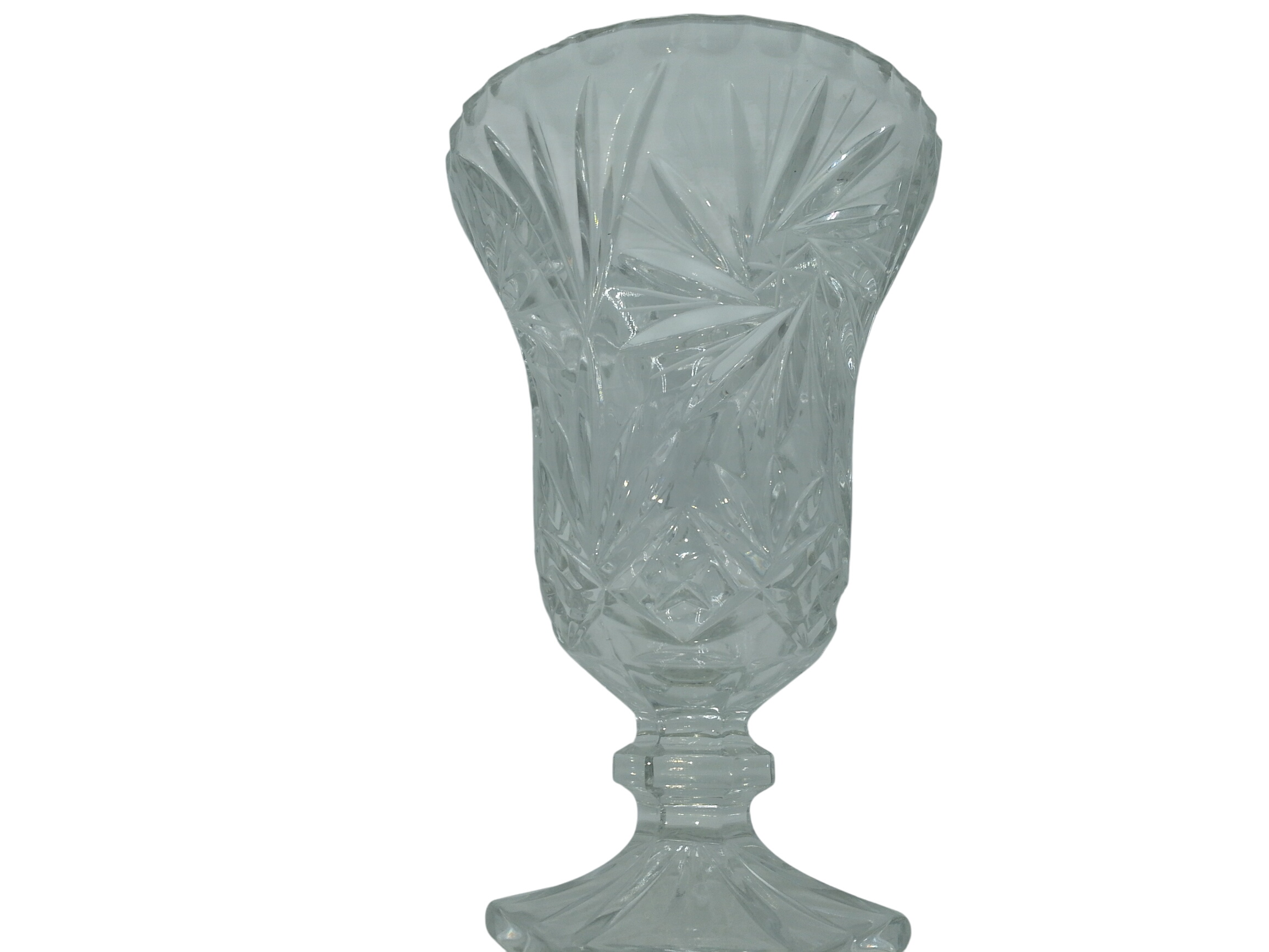 Acheter Vase a pied en cristal taillé État correct - 25,00 € Vase a pied en cristal taillé État correct reconditionné disponible sur Label Emmaüs