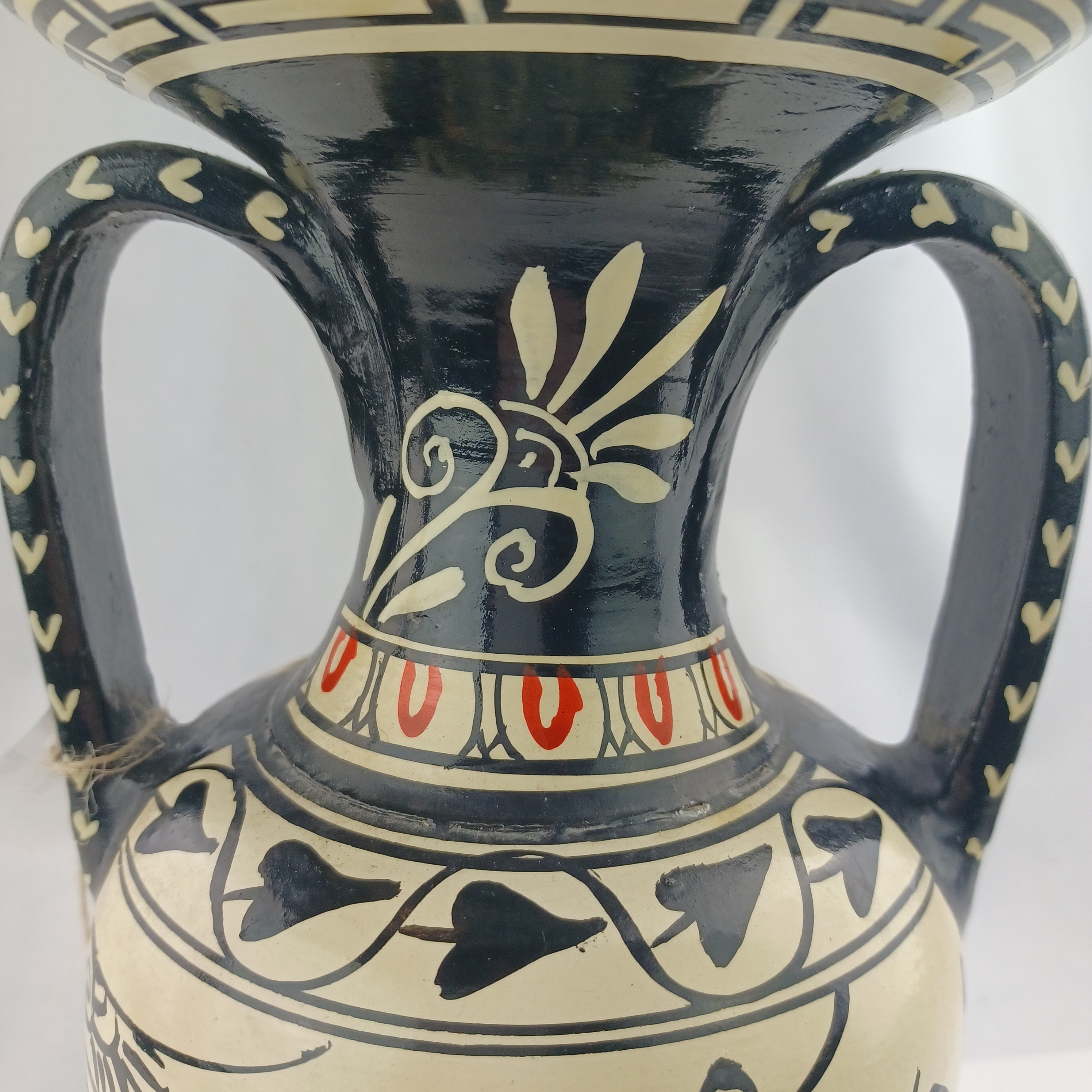 Voir photo 9 de Vase amphore grecque décorée à la main de 28cm Vase amphore grecque décorée à la main de 28cm Très bon état reconditionné photo 9