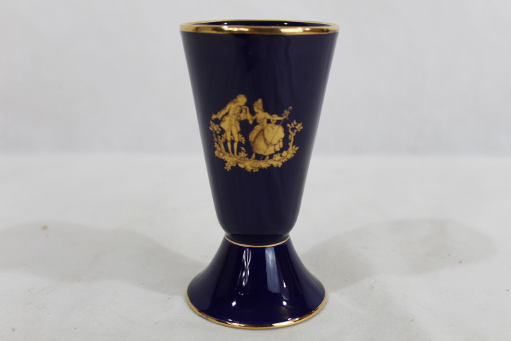 Acheter Vase ancien porcelaine bleue de limoges Très bon état - 15,00 € Vase ancien porcelaine bleue de limoges Très bon état reconditionné disponible sur Label Emmaüs