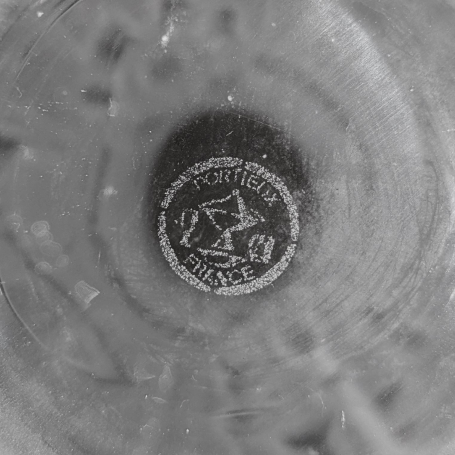Voir photo 5 de Vase ancien Portieux France - verre givré blanc - décor vigne en relief Vase ancien Portieux France - verre givré blanc - décor vigne en relief reconditionné photo 5