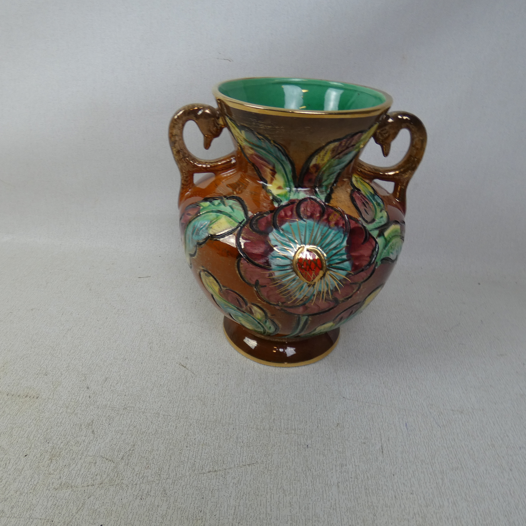 Acheter Vase Ansé en Céramique Tête de Cygne Vintage Décor Floral A.8 État correct - 49,00 € Vase Ansé en Céramique Tête de Cygne Vintage Décor Floral A.8 État correct reconditionné disponible sur Label Emmaüs
