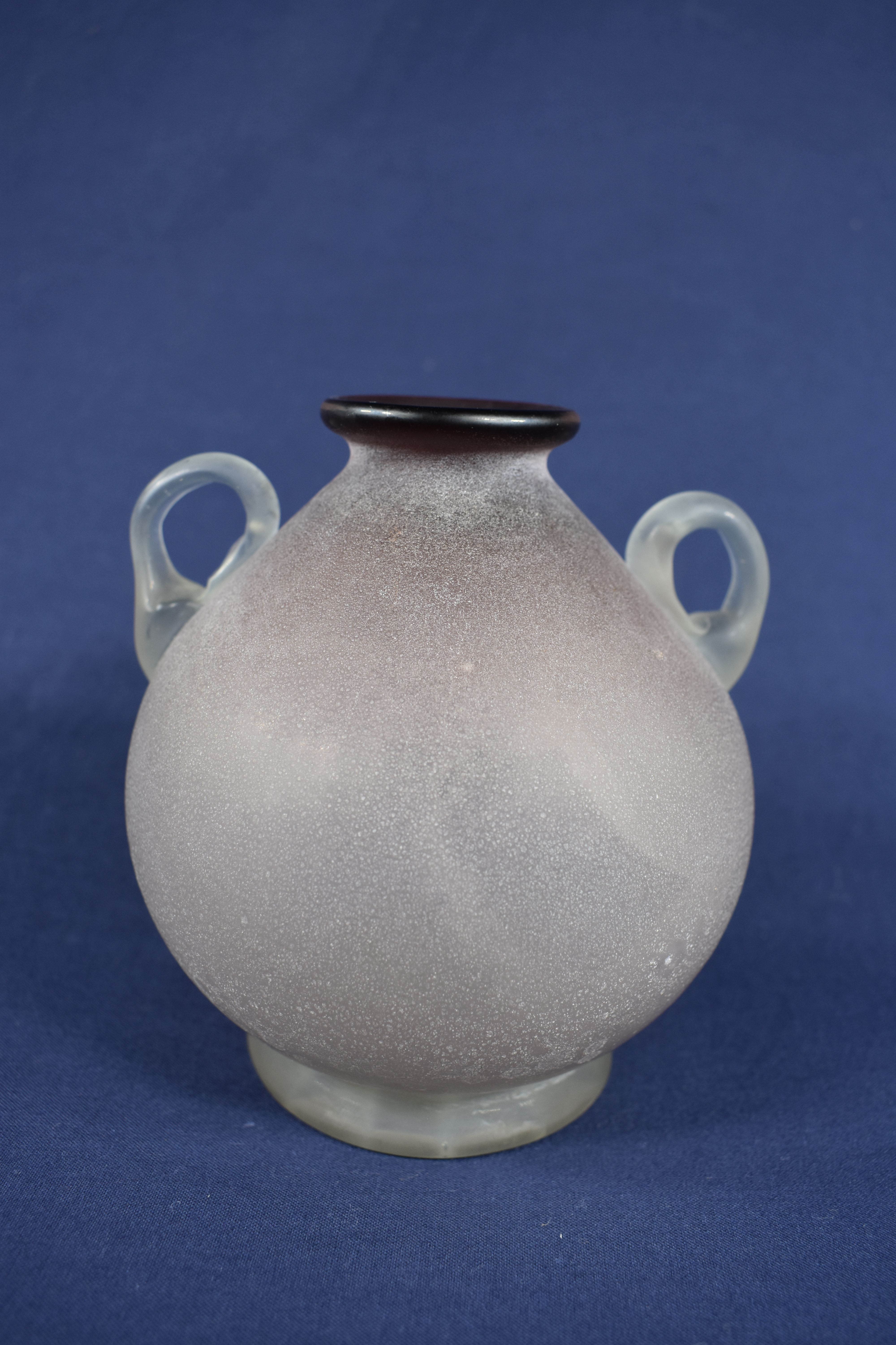 Voir photo 2 de Vase Art Déco à deux anses, hauteur 12 et diamètre 12 cm Vase Art Déco à deux anses, hauteur 12 et diamètre 12 cm Bon état reconditionné photo 2