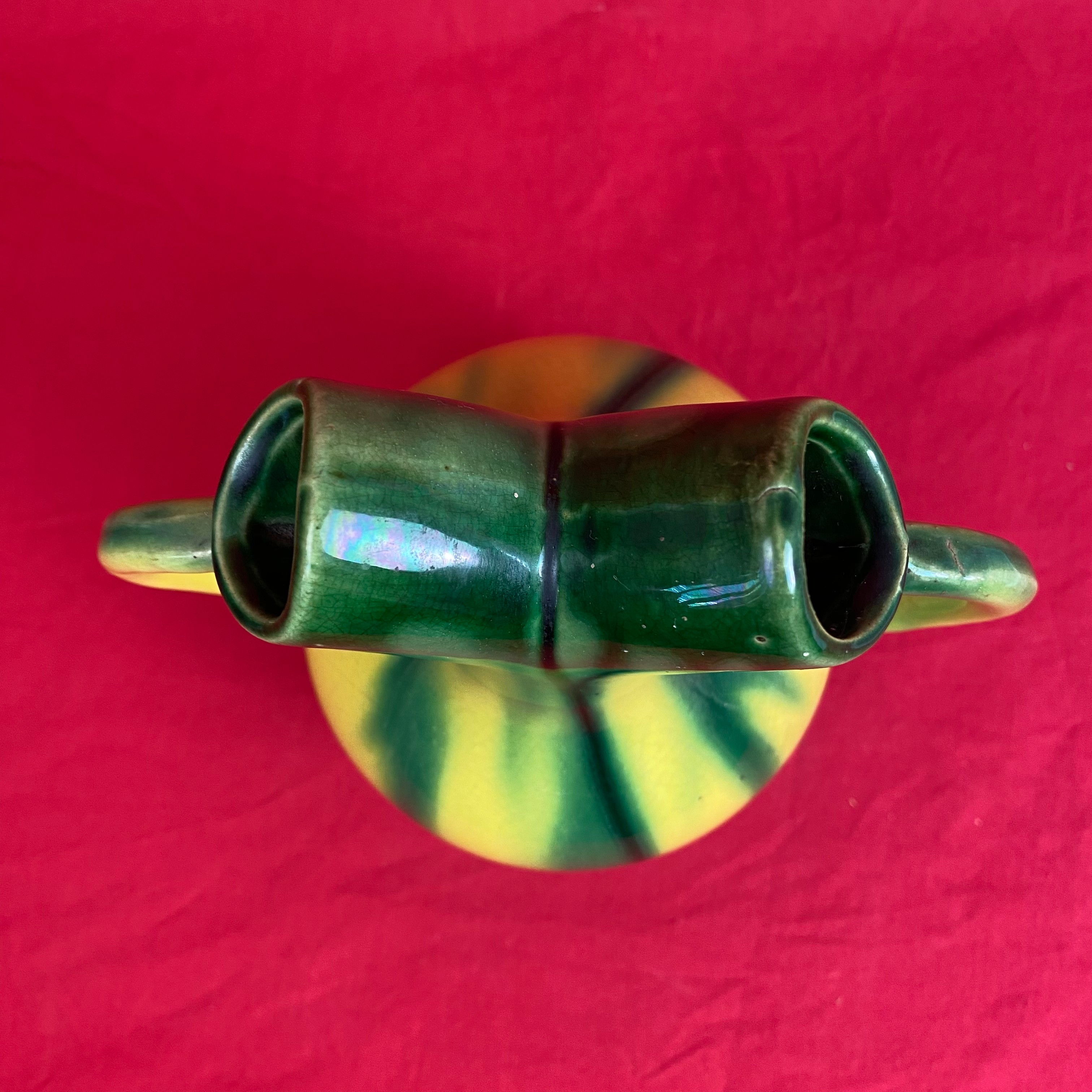 Voir photo 3 de Vase art déco céramique jaune et vert à deux anses Vase art déco céramique jaune et vert à deux anses Bon état reconditionné photo 3