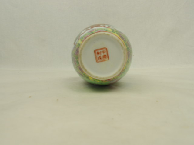 Voir photo 2 de vase balustre chinois en porcelaine famille verte vase balustre chinois en porcelaine famille verte Bon état reconditionné photo 2