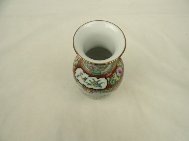 Voir photo 3 de vase balustre chinois en porcelaine famille verte vase balustre chinois en porcelaine famille verte Bon état reconditionné photo 3