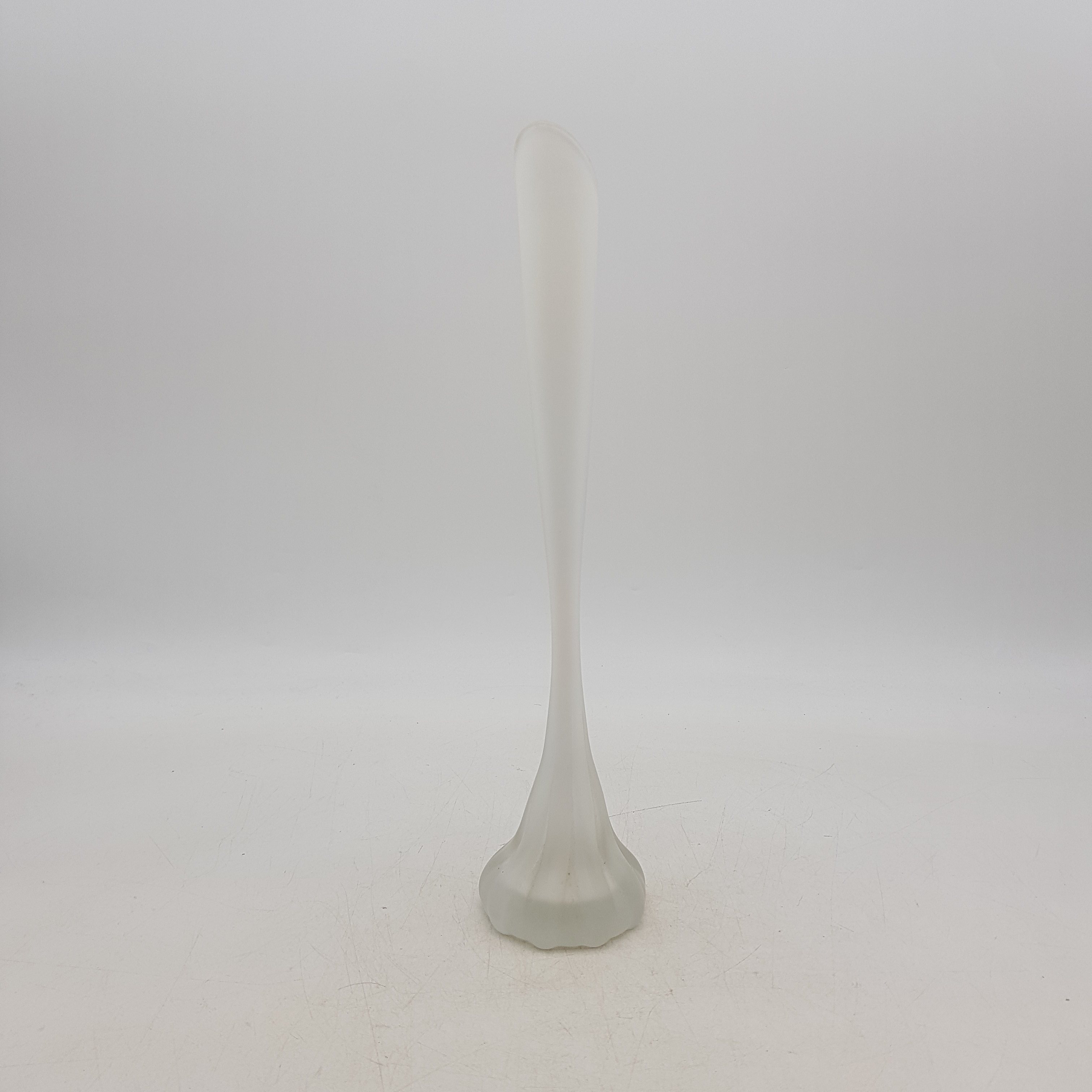 Voir photo 2 de Vase blanc en verre double couche (transparent mate et opaque laiteux) Vase blanc en verre double couche (transparent mate et opaque laiteux) Bon état reconditionné photo 2