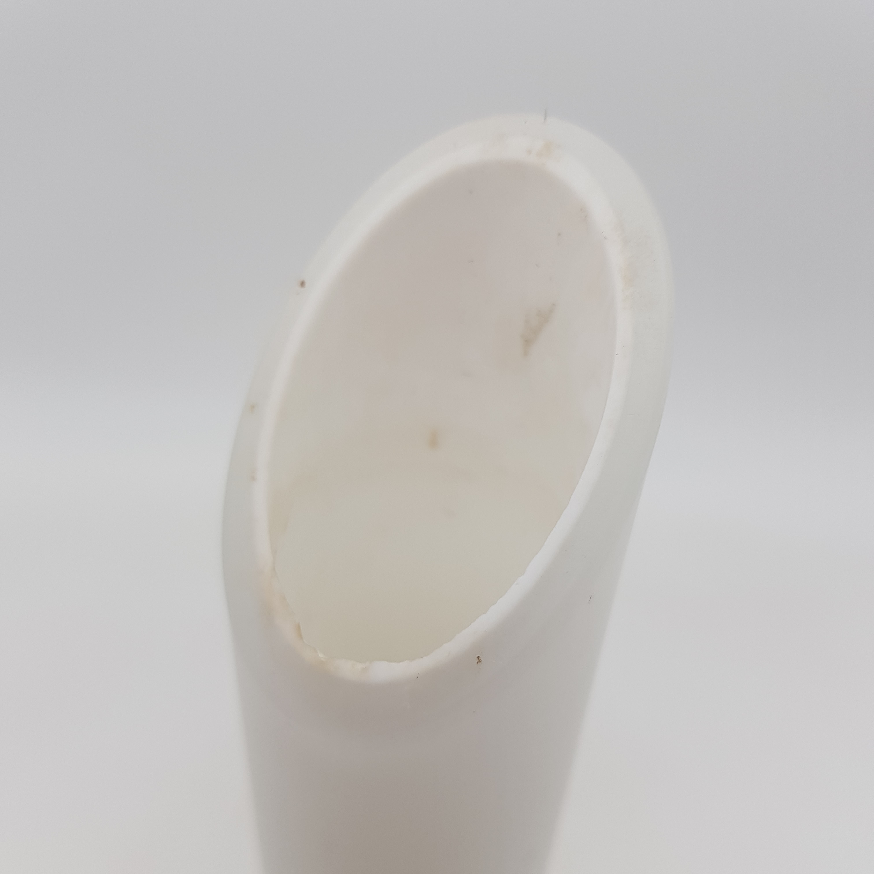 Voir photo 3 de Vase blanc en verre double couche (transparent mate et opaque laiteux) Vase blanc en verre double couche (transparent mate et opaque laiteux) Bon état reconditionné photo 3
