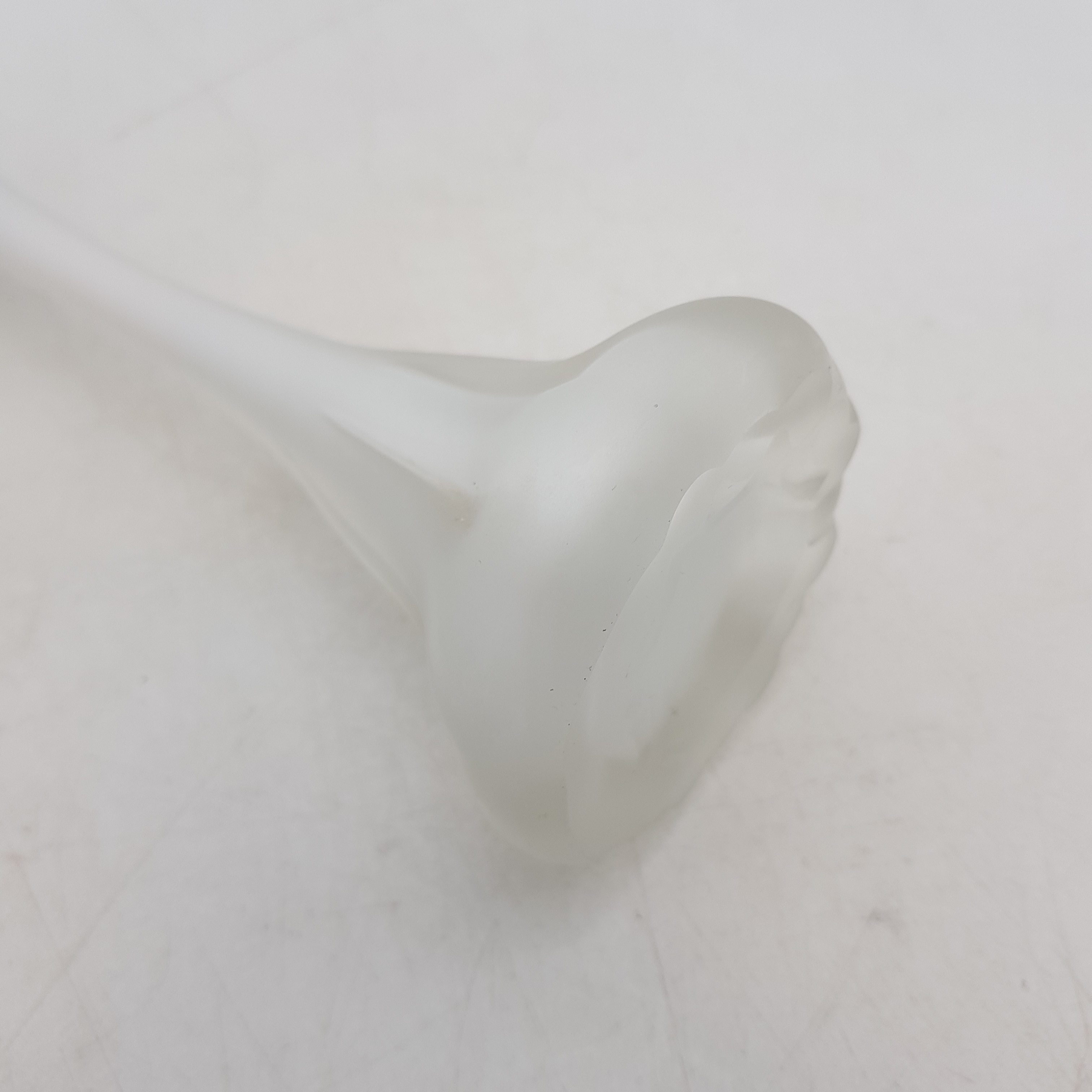 Voir photo 4 de Vase blanc en verre double couche (transparent mate et opaque laiteux) Vase blanc en verre double couche (transparent mate et opaque laiteux) Bon état reconditionné photo 4