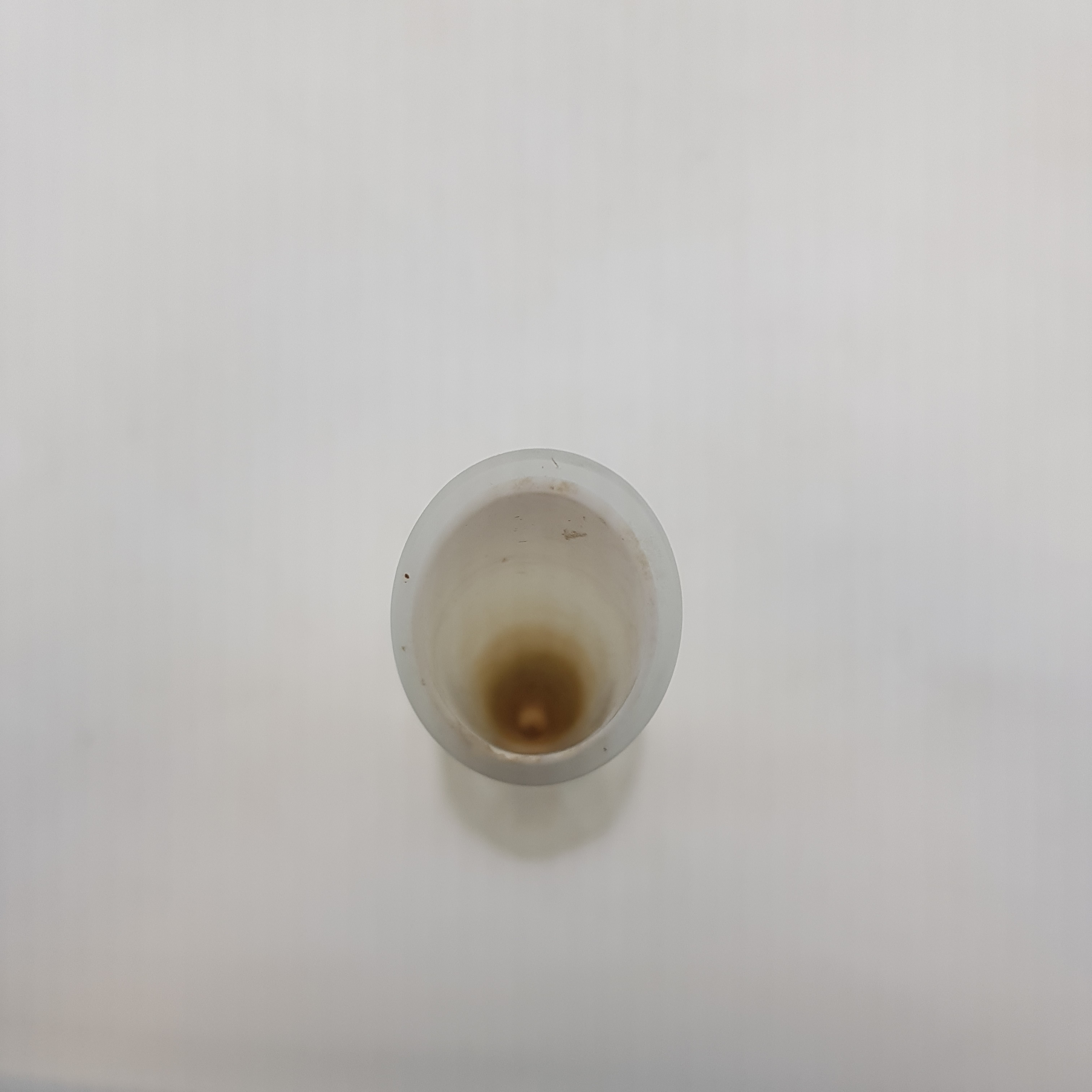 Voir photo 5 de Vase blanc en verre double couche (transparent mate et opaque laiteux) Vase blanc en verre double couche (transparent mate et opaque laiteux) Bon état reconditionné photo 5