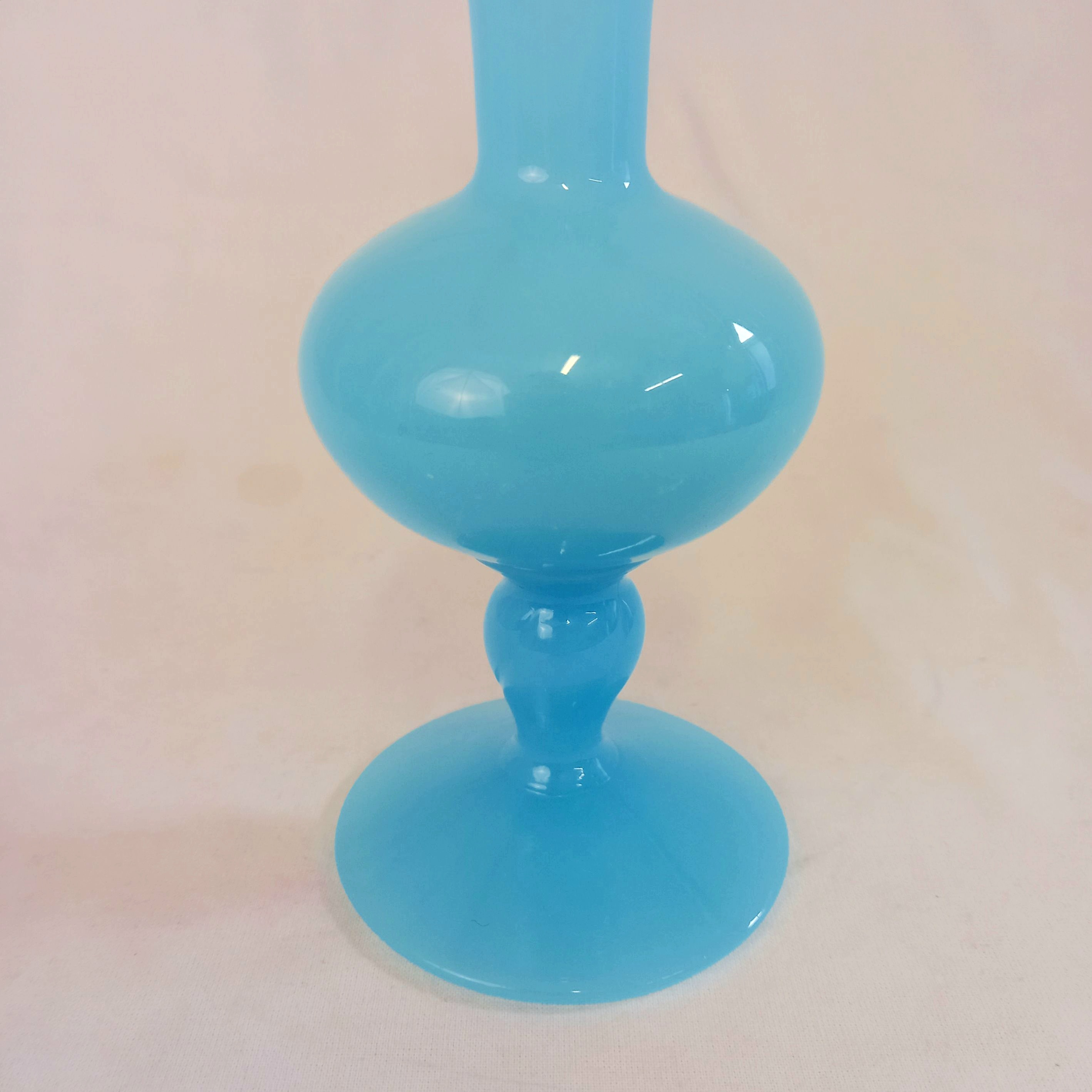 Voir photo 2 de Vase bleu en verre opalin Vase bleu en verre opalin Très bon état reconditionné photo 2