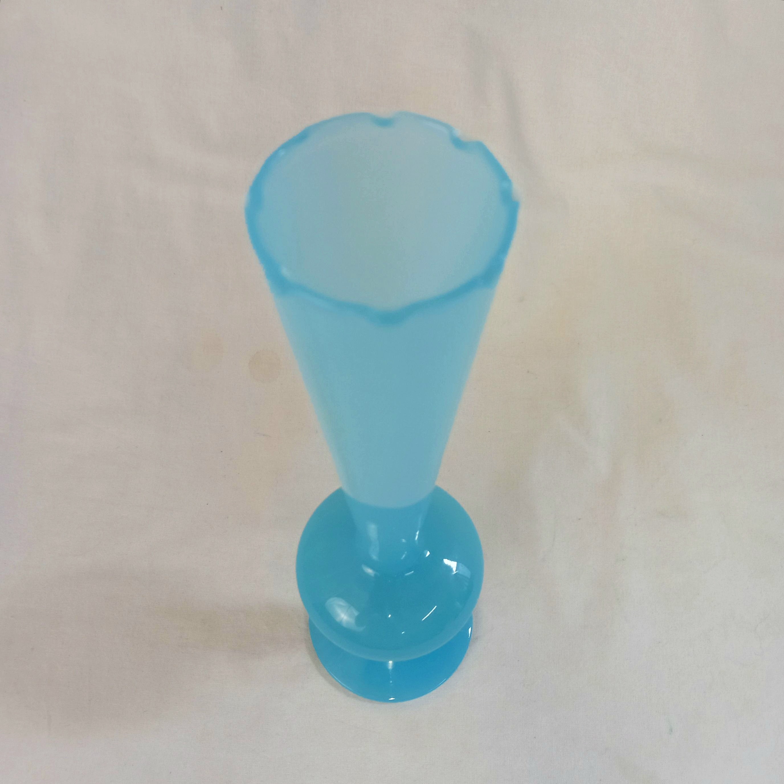 Voir photo 3 de Vase bleu en verre opalin Vase bleu en verre opalin Très bon état reconditionné photo 3