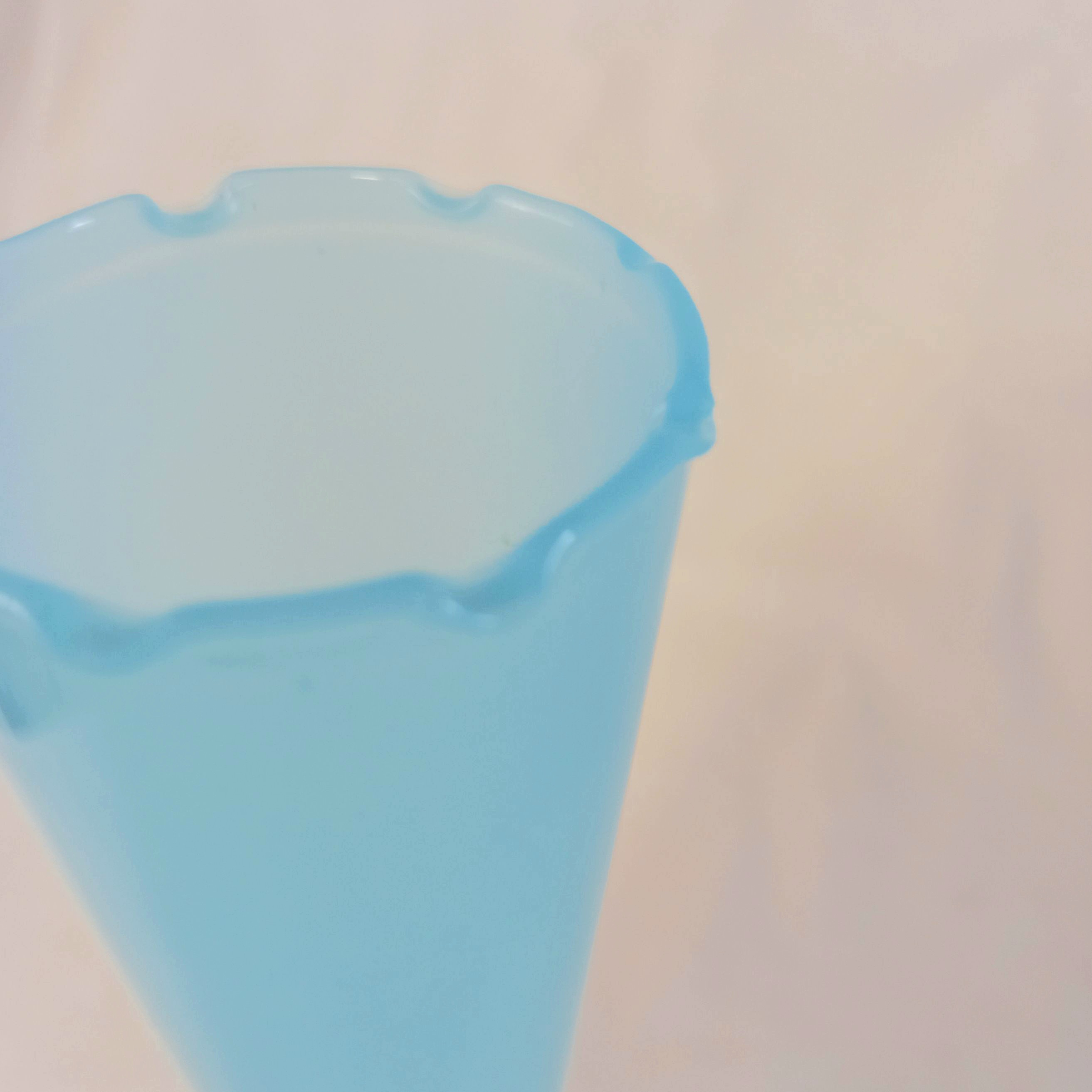 Voir photo 4 de Vase bleu en verre opalin Vase bleu en verre opalin Très bon état reconditionné photo 4