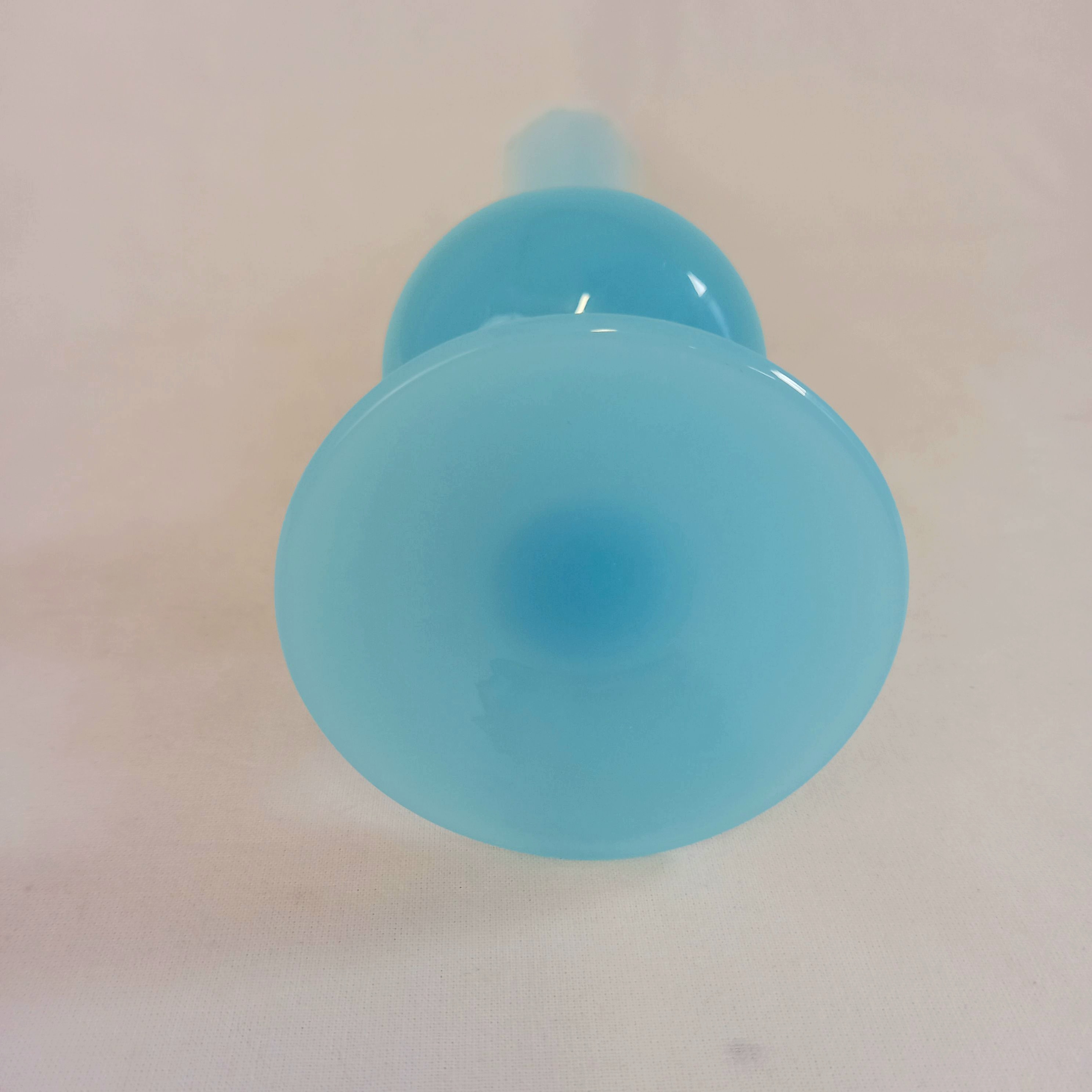 Voir photo 6 de Vase bleu en verre opalin Vase bleu en verre opalin Très bon état reconditionné photo 6