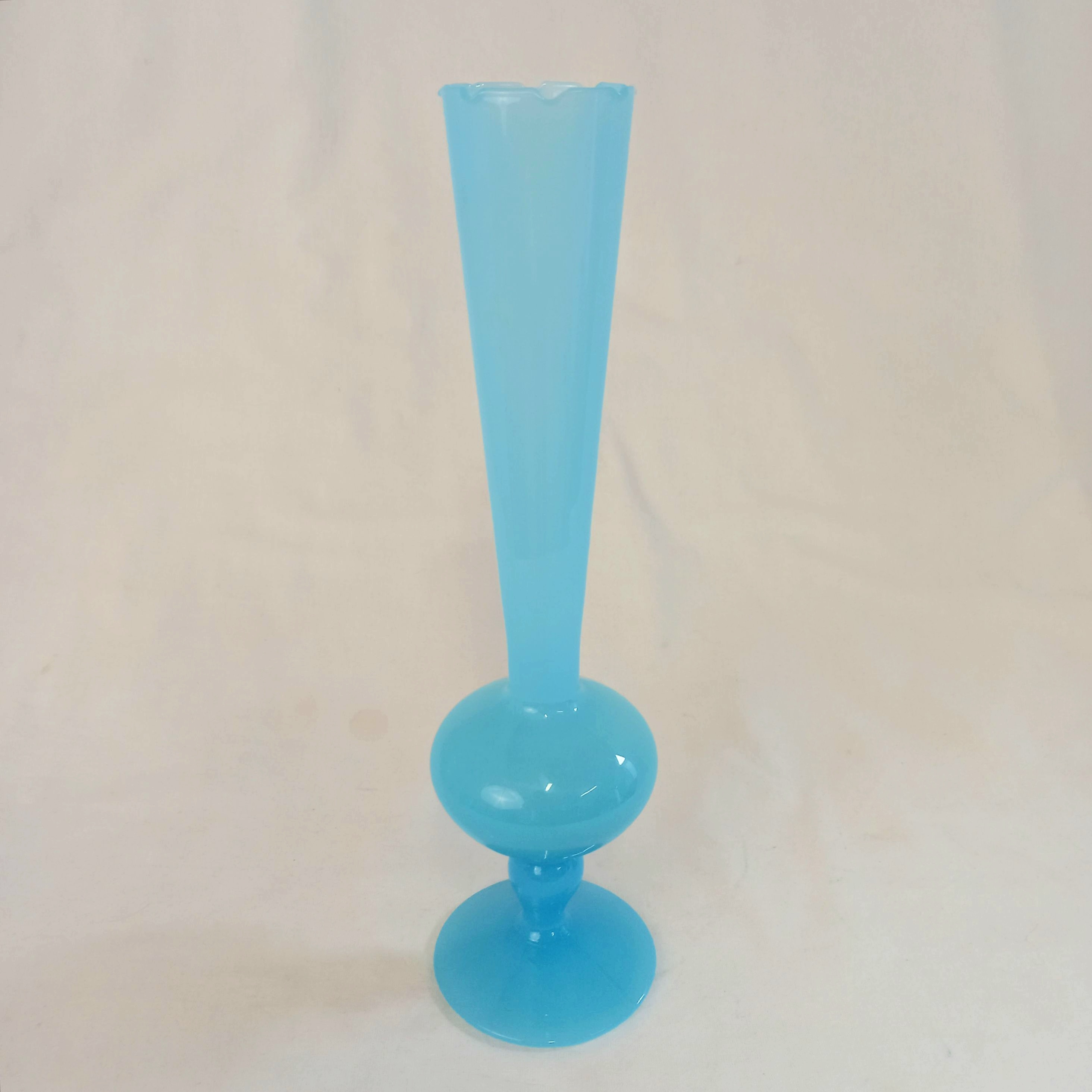 Vase bleu en verre opalin Très bon état - 25,00 € Vase bleu en verre opalin Très bon état reconditionné disponible sur Label Emmaüs