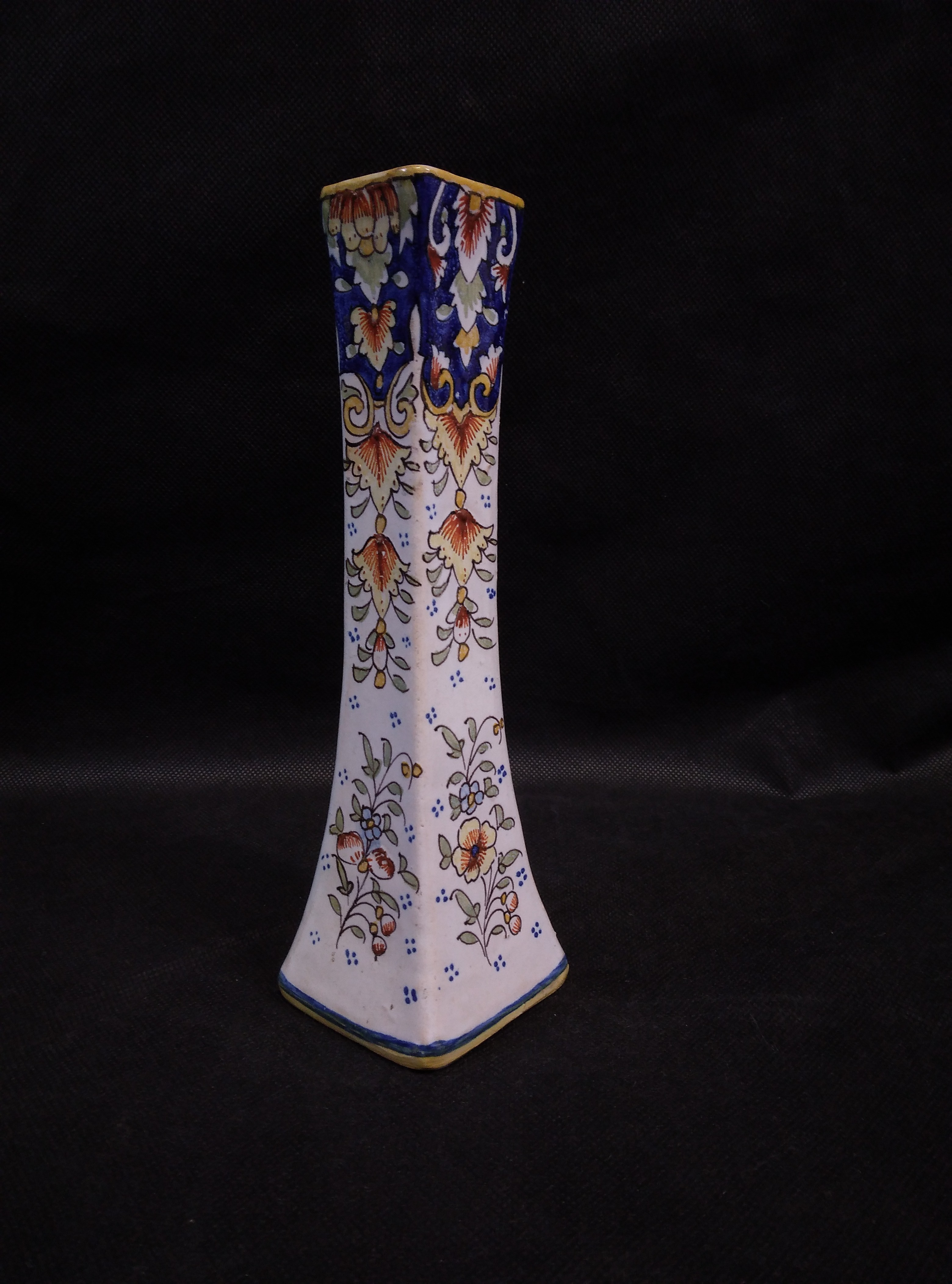 Voir photo 3 de Vase bleu et jaune en faïence, signé Auvergne Vase bleu et jaune en faïence, signé Auvergne Très bon état reconditionné photo 3