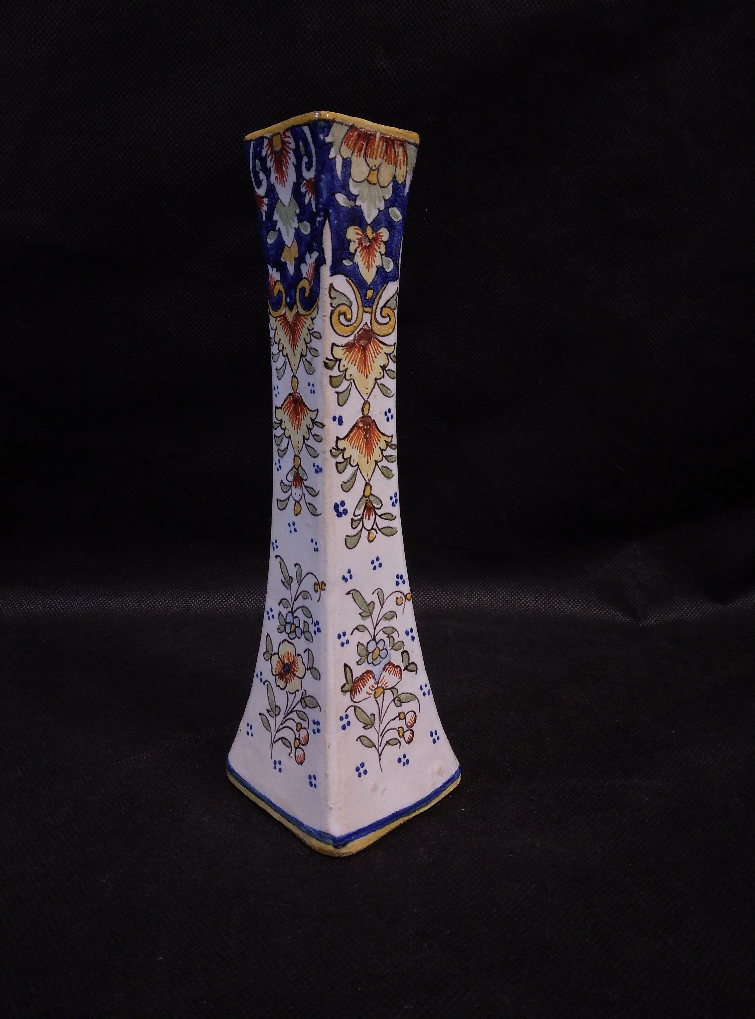 Voir photo 4 de Vase bleu et jaune en faïence, signé Auvergne Vase bleu et jaune en faïence, signé Auvergne Très bon état reconditionné photo 4