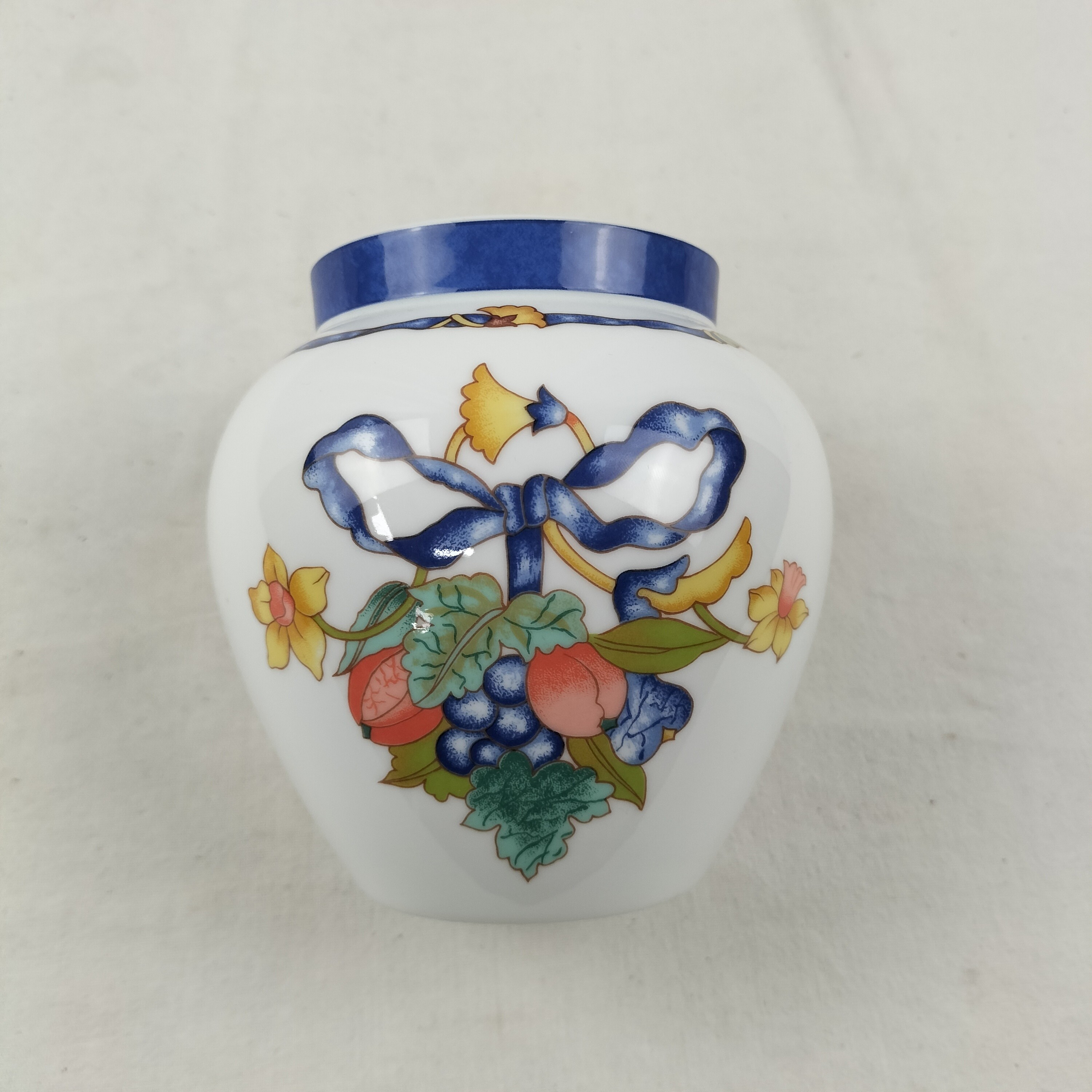 Voir photo 2 de Vase Borghese Bleu en Porcelaine Fine – Élégance Classique & Décor Renaissance Bernardaud Limoges Vase Borghese Bleu en Porcelaine Fine – Élégance Classique & Décor Renaissance Bernardaud Limoges Bon état reconditionné photo 2