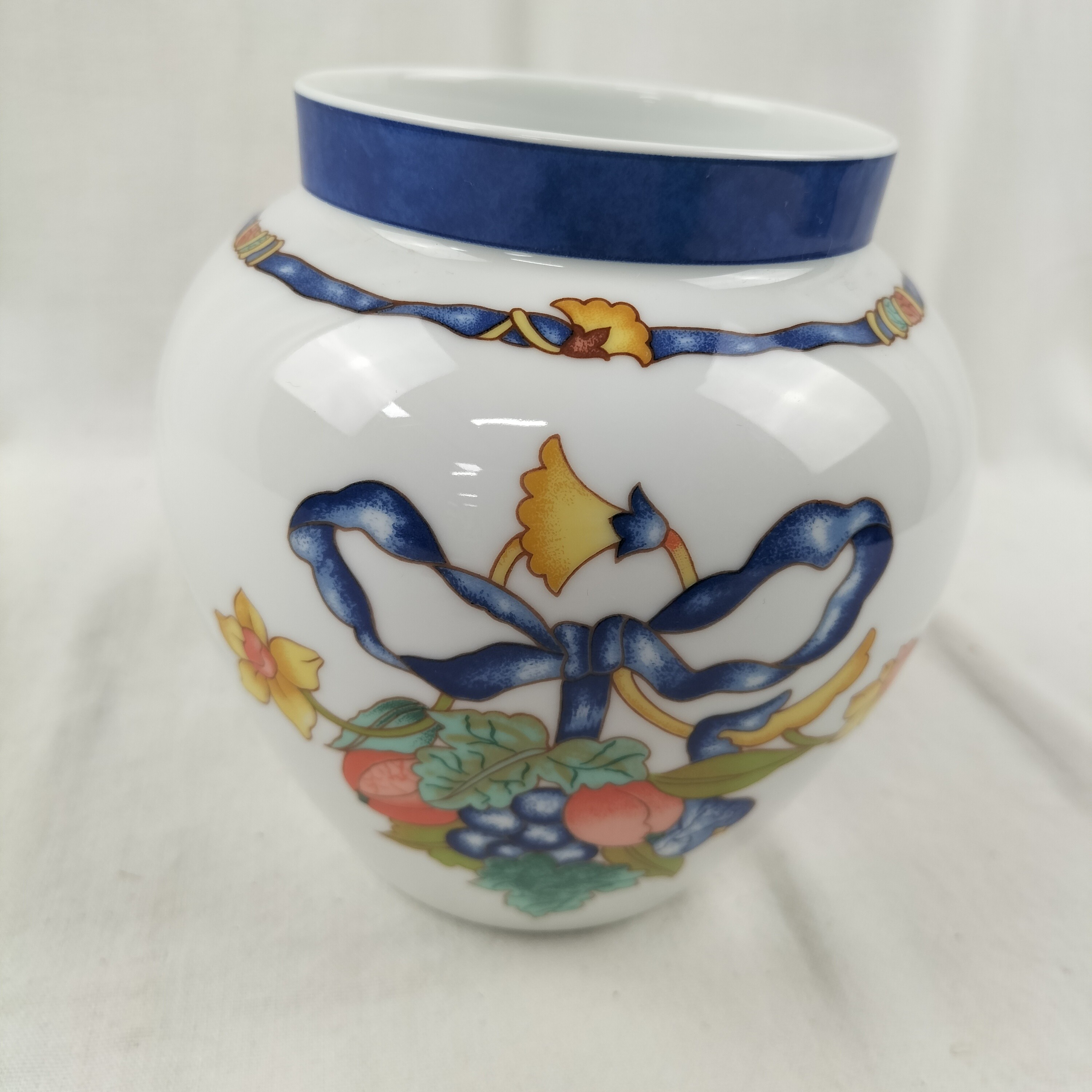 Voir photo 3 de Vase Borghese Bleu en Porcelaine Fine – Élégance Classique & Décor Renaissance Bernardaud Limoges Vase Borghese Bleu en Porcelaine Fine – Élégance Classique & Décor Renaissance Bernardaud Limoges Bon état reconditionné photo 3