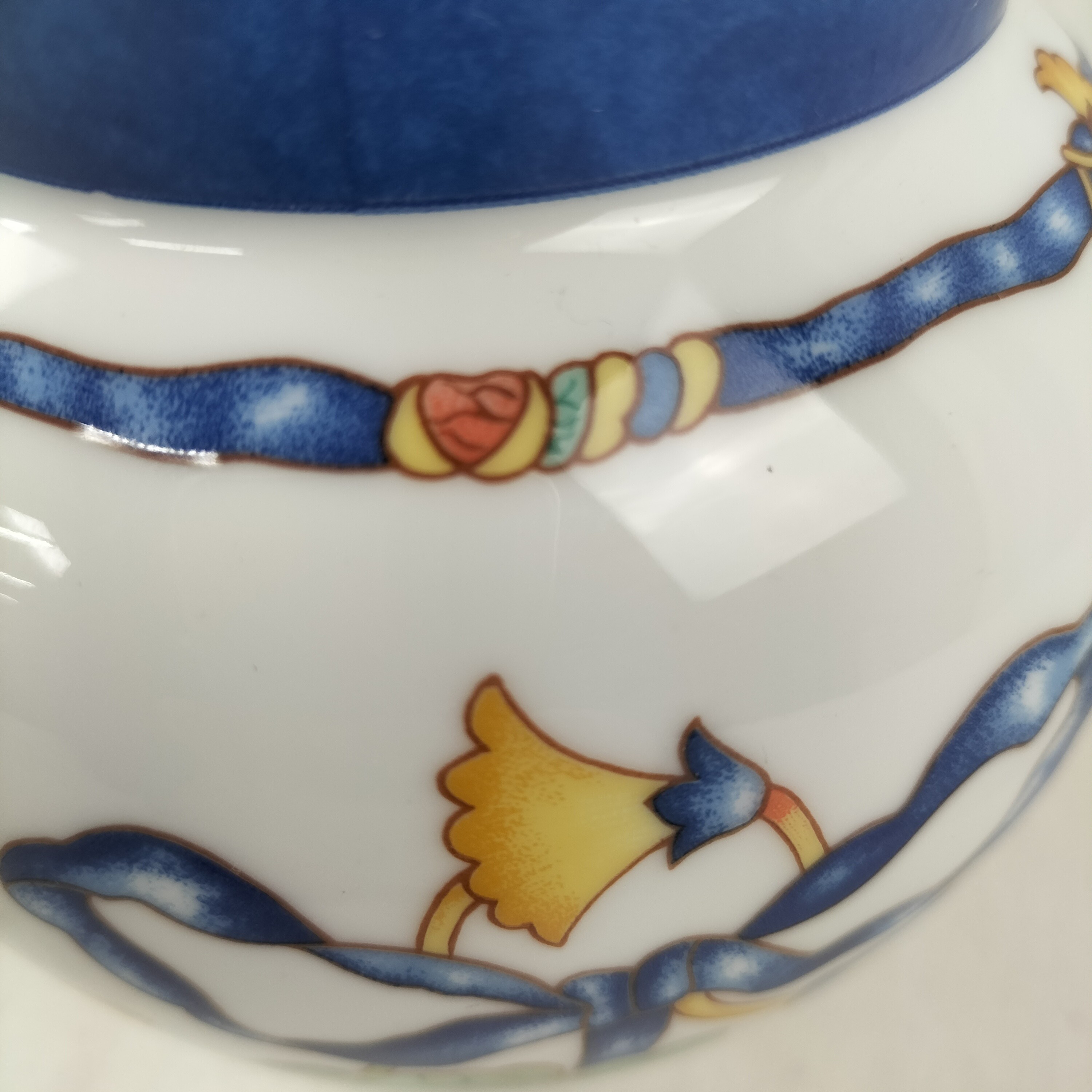 Voir photo 4 de Vase Borghese Bleu en Porcelaine Fine – Élégance Classique & Décor Renaissance Bernardaud Limoges Vase Borghese Bleu en Porcelaine Fine – Élégance Classique & Décor Renaissance Bernardaud Limoges Bon état reconditionné photo 4
