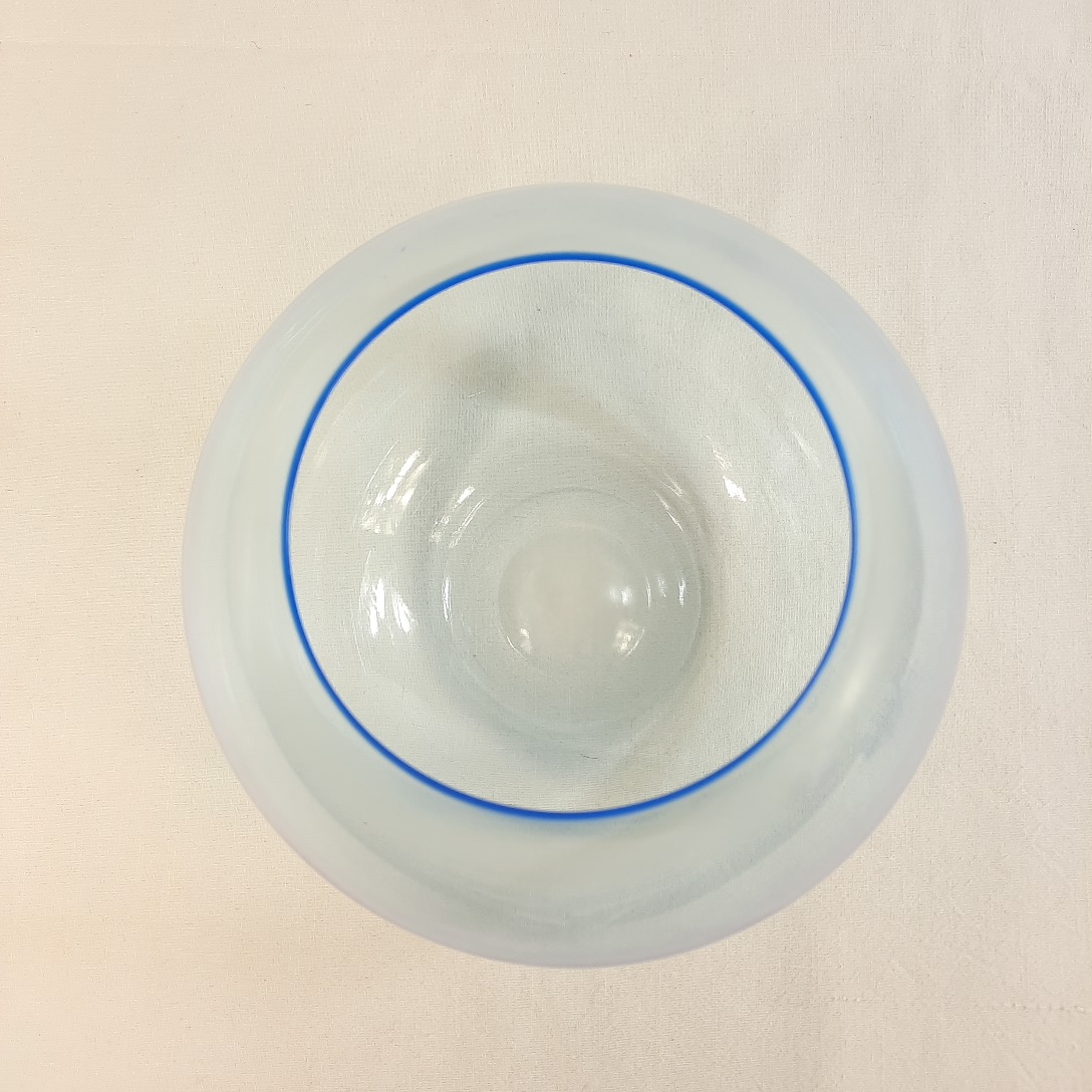 Voir photo 2 de Vase boule en cristal bleu transparent Vase boule en cristal bleu transparent Très bon état reconditionné photo 2
