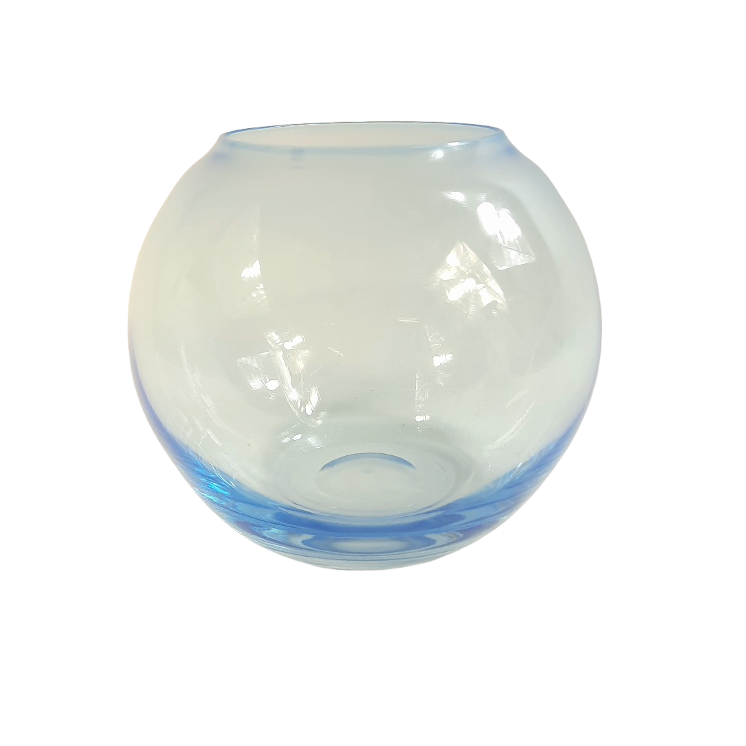 Vase boule en cristal bleu transparent Très bon état - 30,00 € Vase boule en cristal bleu transparent Très bon état reconditionné disponible sur Label Emmaüs