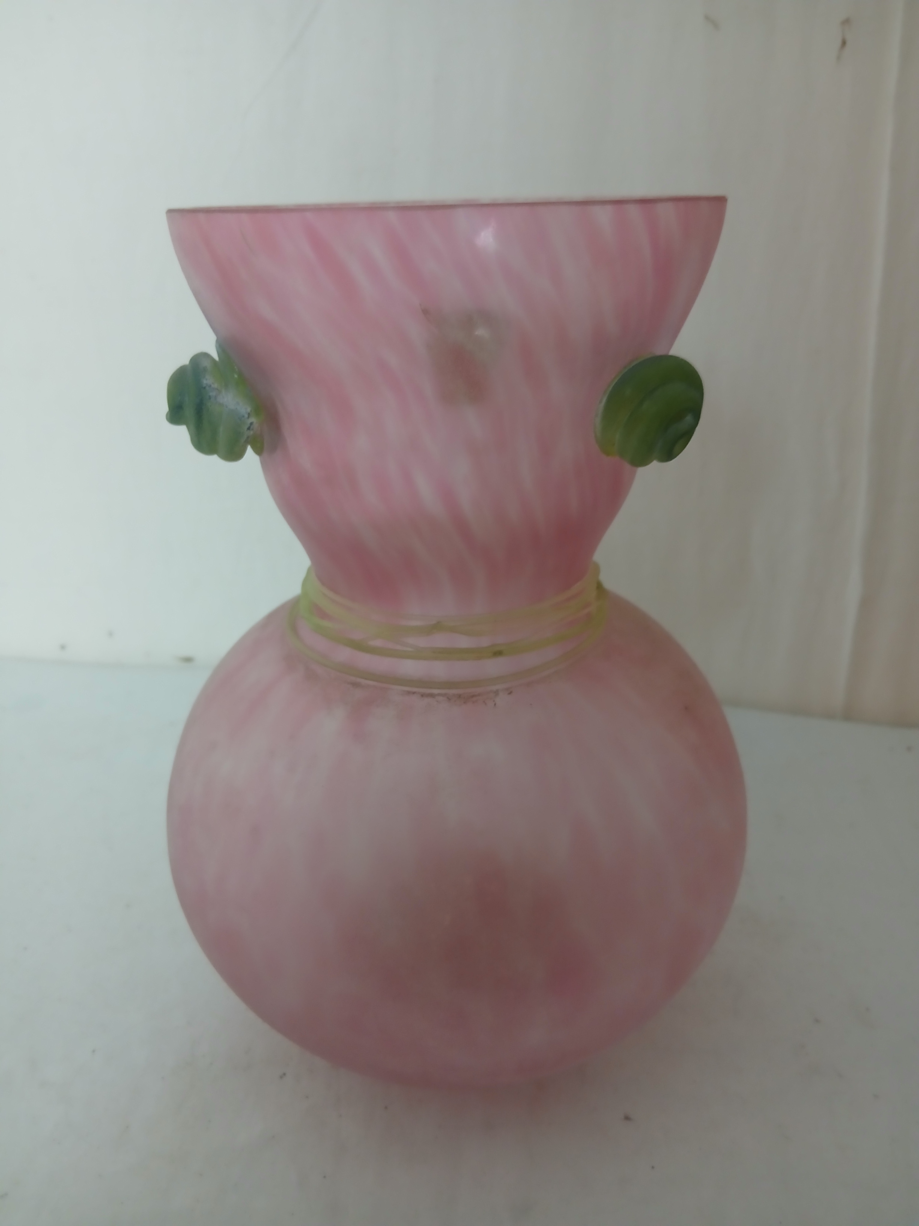 Voir photo 2 de Vase boule en verre soufflé de couleur rose. Hauteur 23cm. Diamètre 14cm Vase boule en verre soufflé de couleur rose. Hauteur 23cm. Diamètre 14cm Bon état reconditionné photo 2