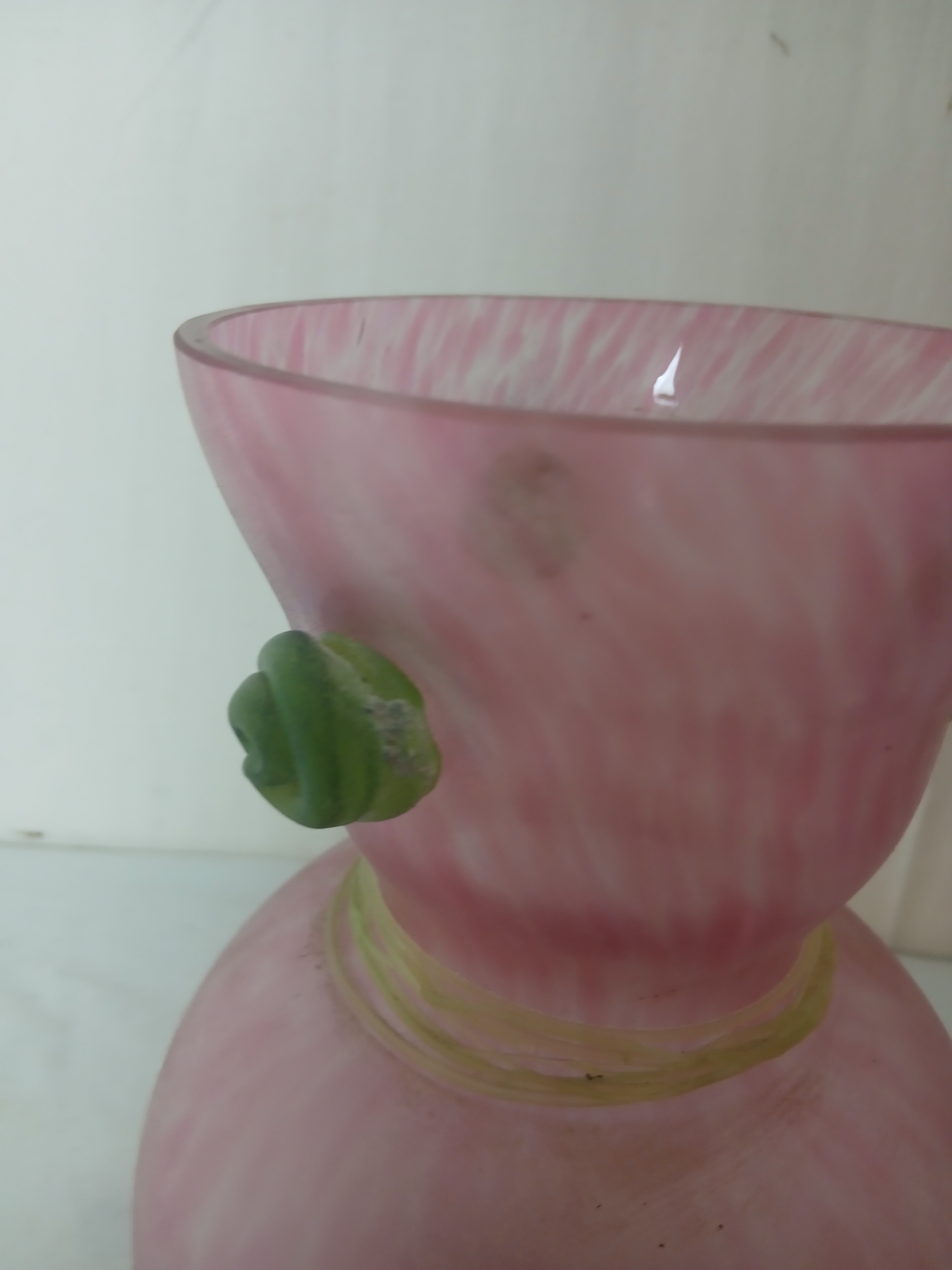 Voir photo 4 de Vase boule en verre soufflé de couleur rose. Hauteur 23cm. Diamètre 14cm Vase boule en verre soufflé de couleur rose. Hauteur 23cm. Diamètre 14cm Bon état reconditionné photo 4